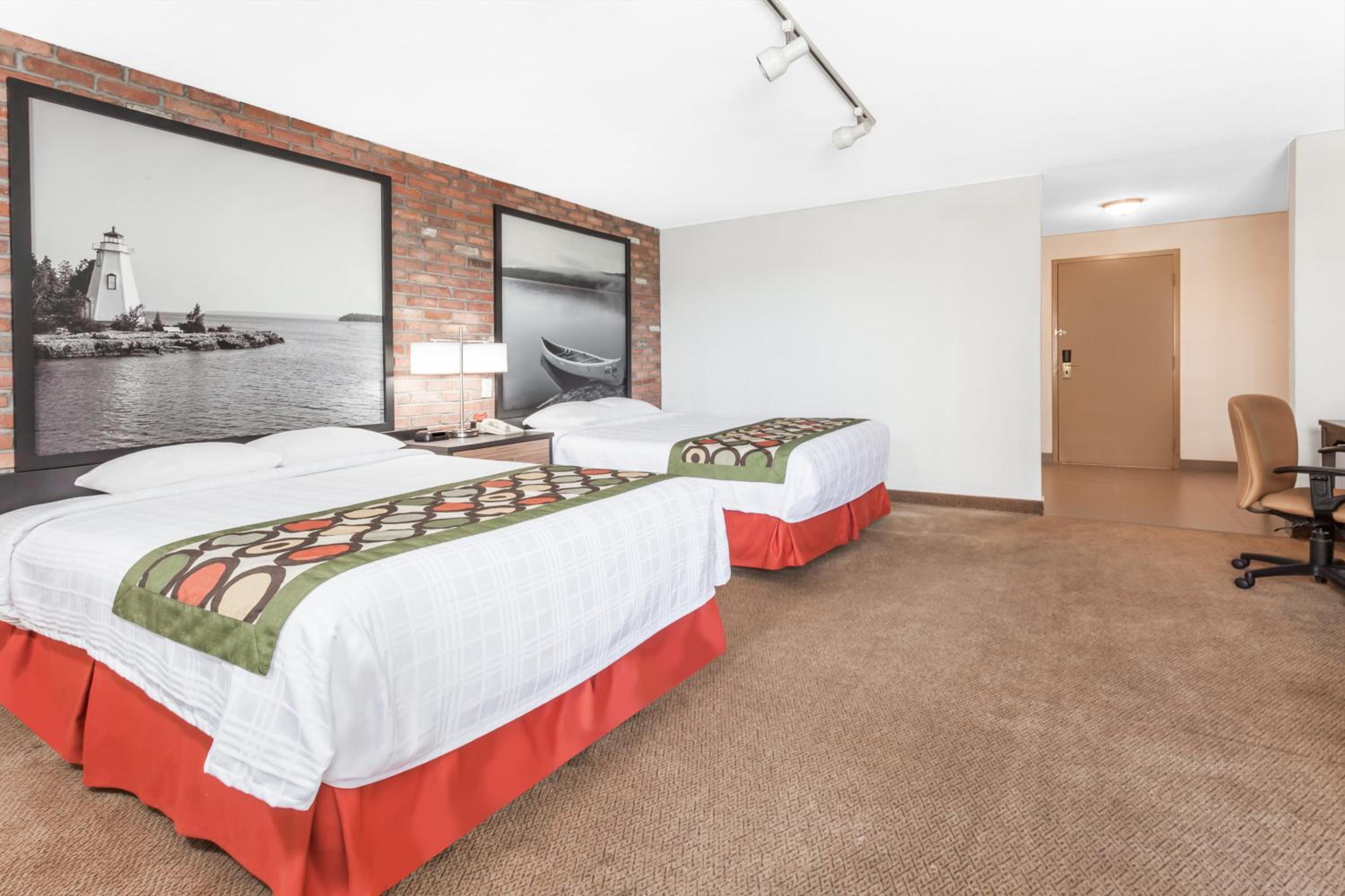 Deluxe Queen Room with Two Queen Beds - Non-Smoking - Photo 4