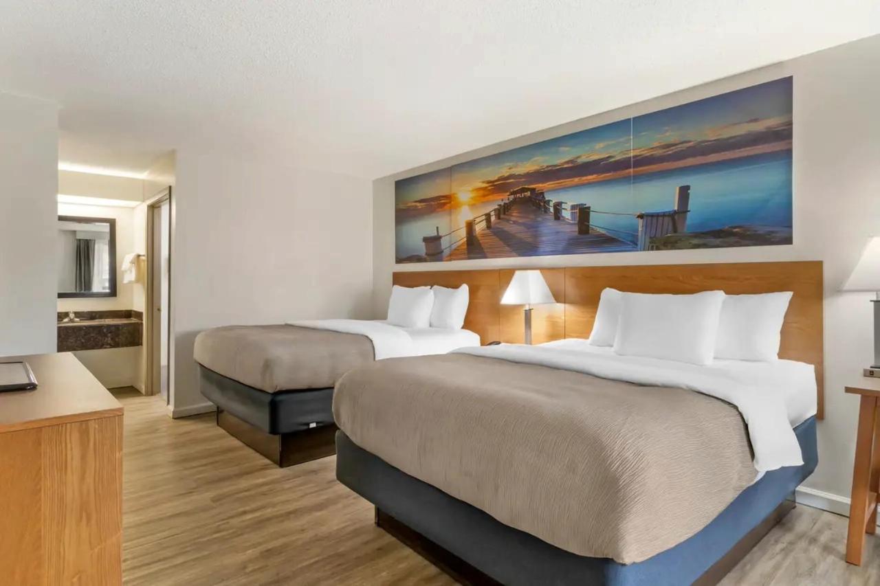 Quadruple Room with Two Queen Beds - Non Smoking photo 1