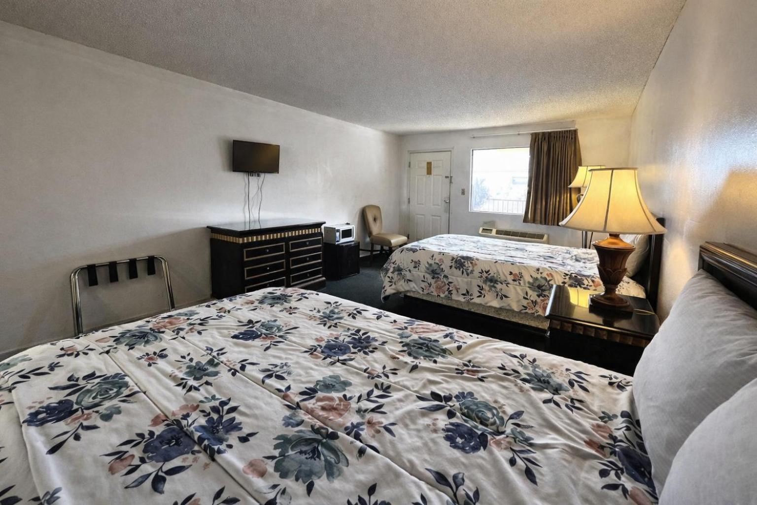 2 Queen Bed Smoking - Photo 8