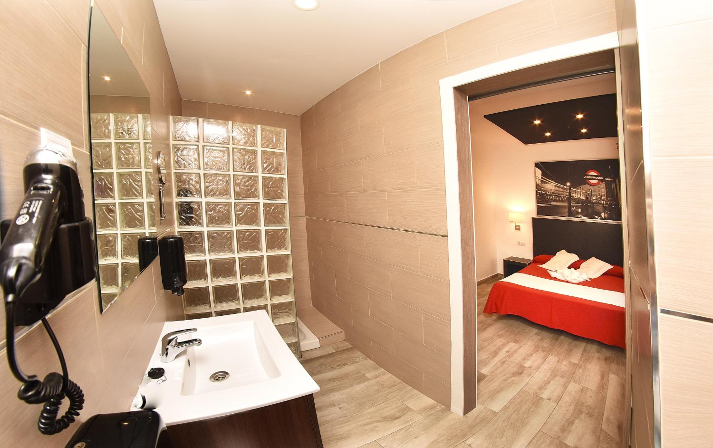 Double or Twin Room with Free Airport Shuttle - Photo 29