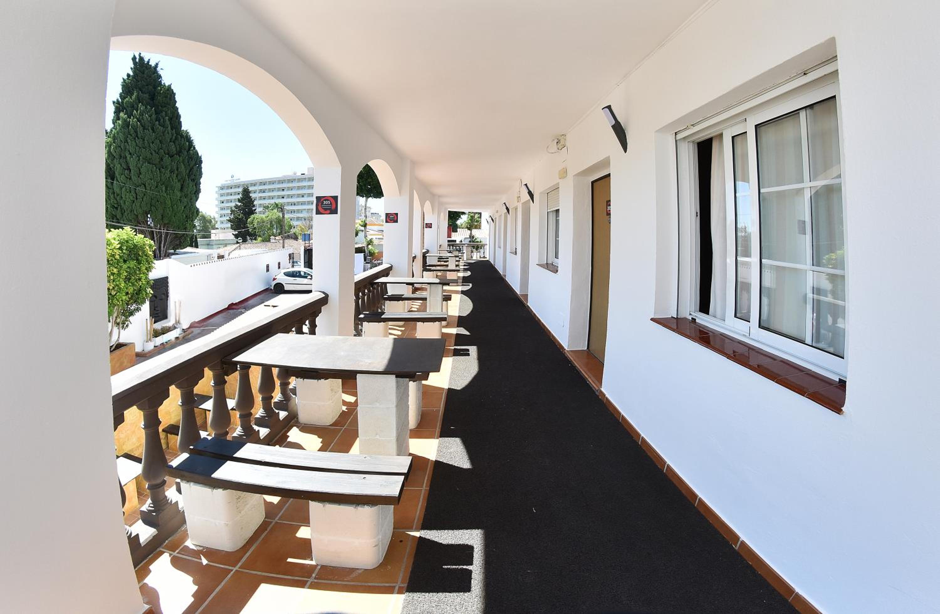 Double or Twin Room with Free Airport Shuttle - Photo 30