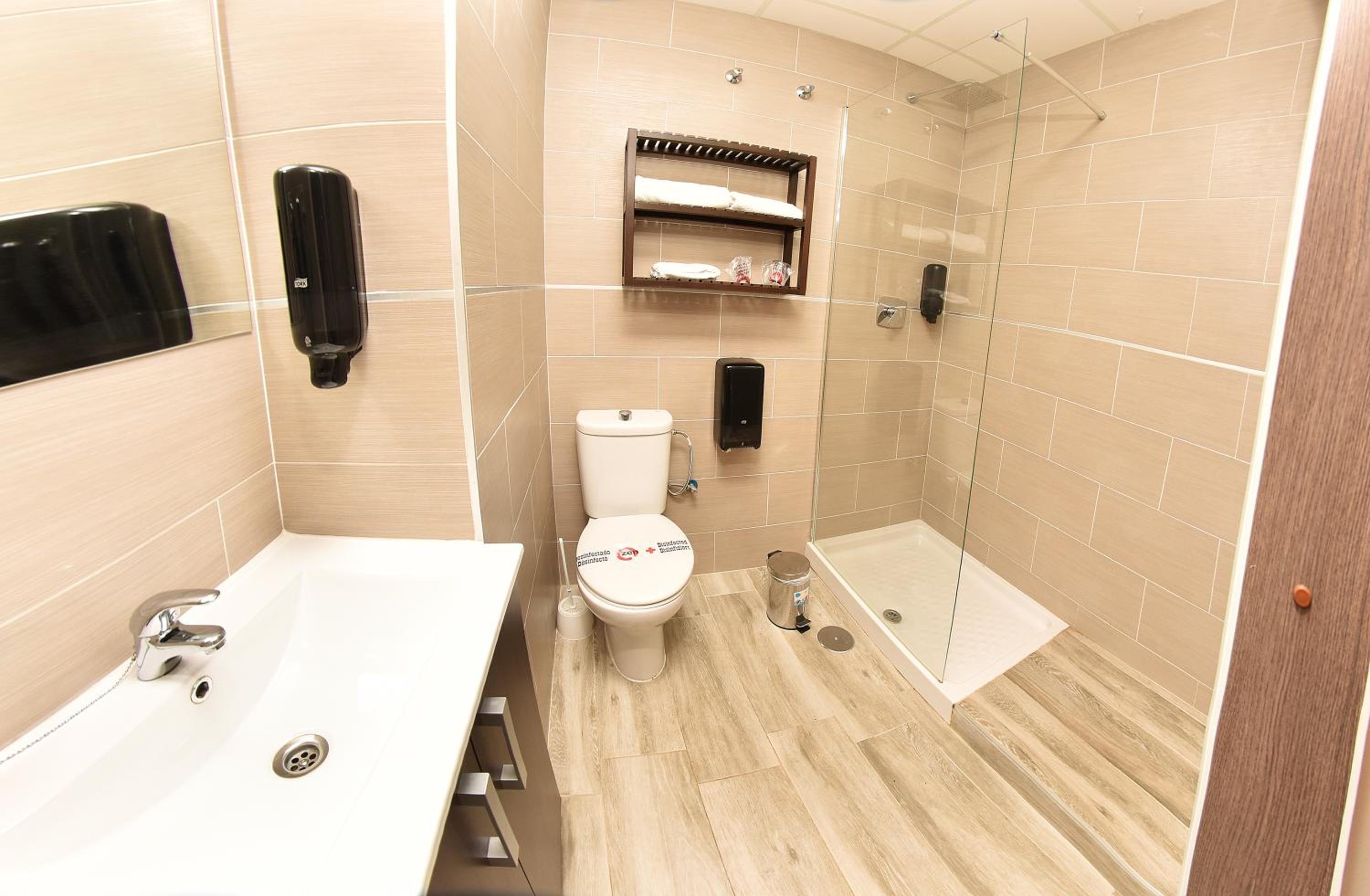 Triple Room with Free Airport Shuttle - Photo 8