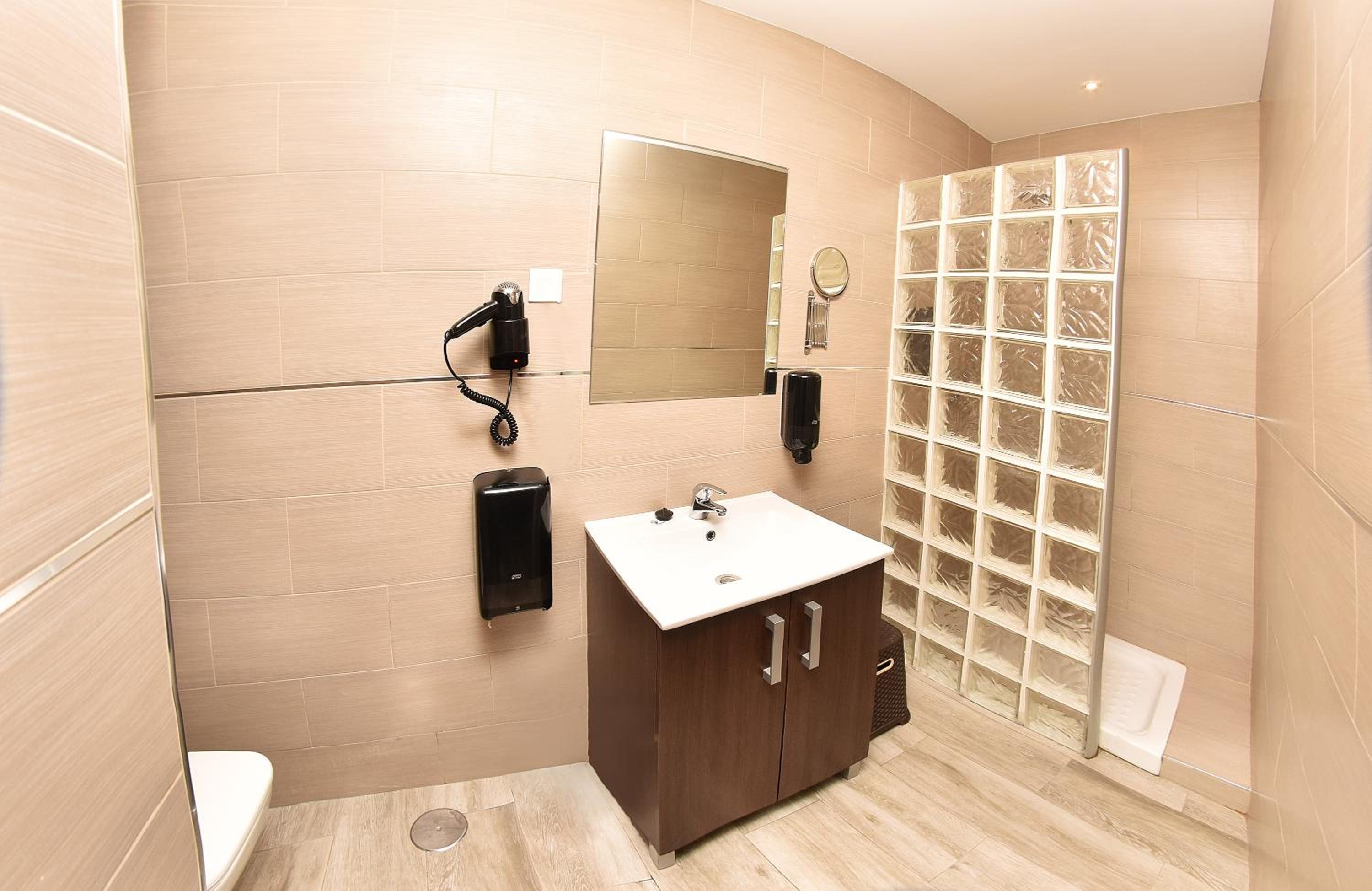Double or Twin Room with Free Airport Shuttle - Photo 26