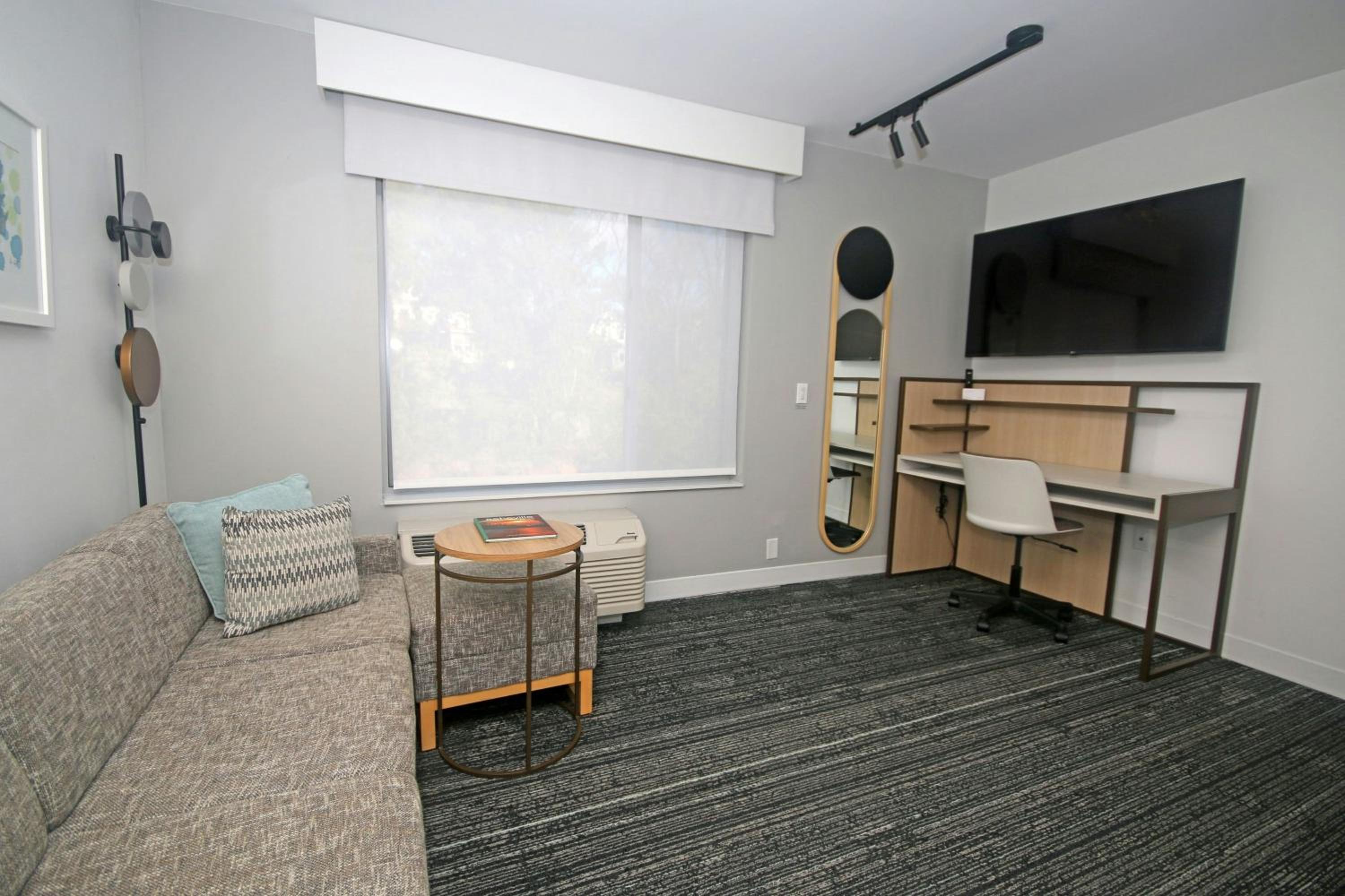 One-Bedroom Queen Suite with Sofa Bed - Photo 4