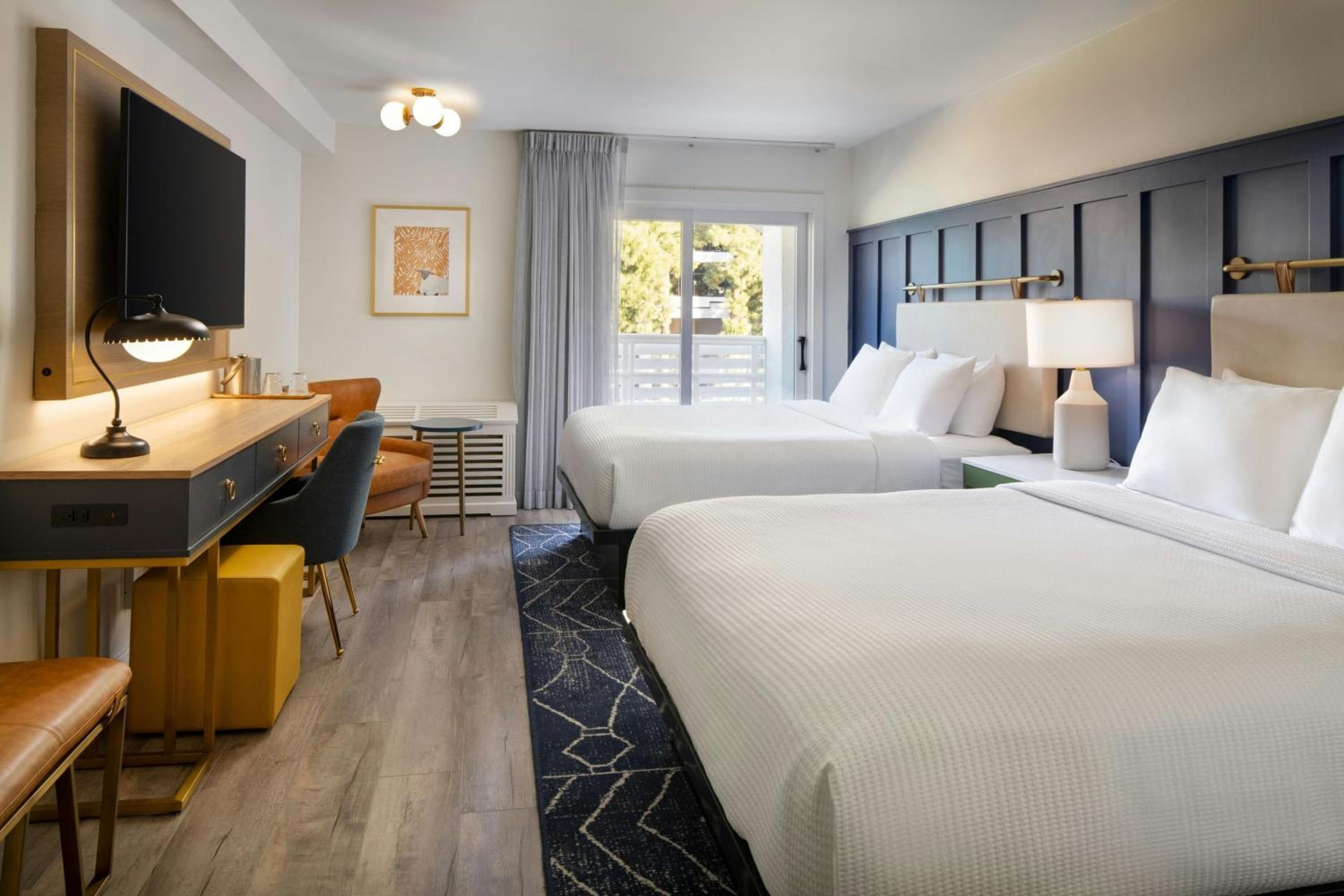 Queen Room with Two Queen Beds and Balcony - Photo 9