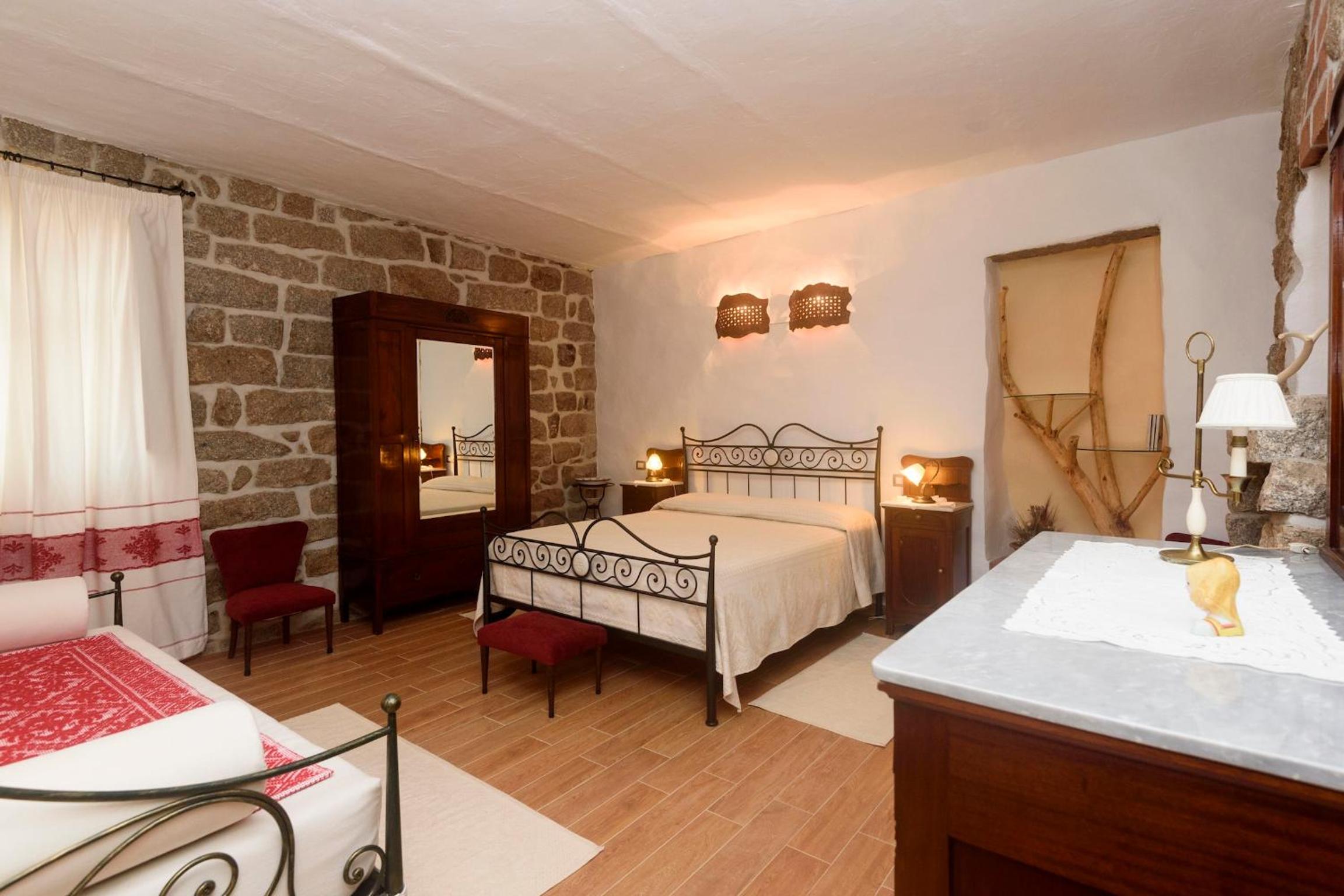 Deluxe Double Room with Extra Bed - Photo 3