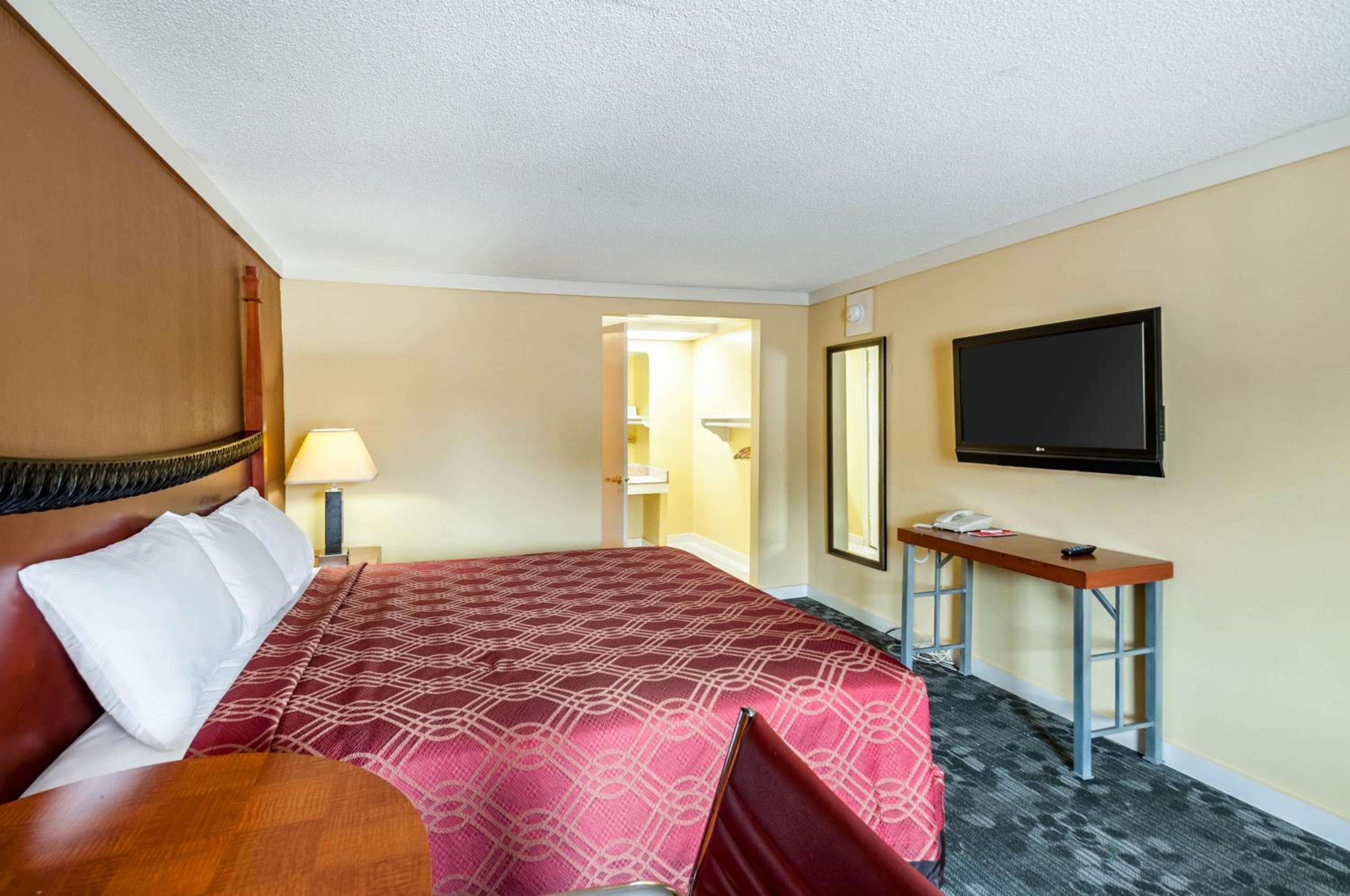 One King Bed Non-Smoking Room - Photo 2
