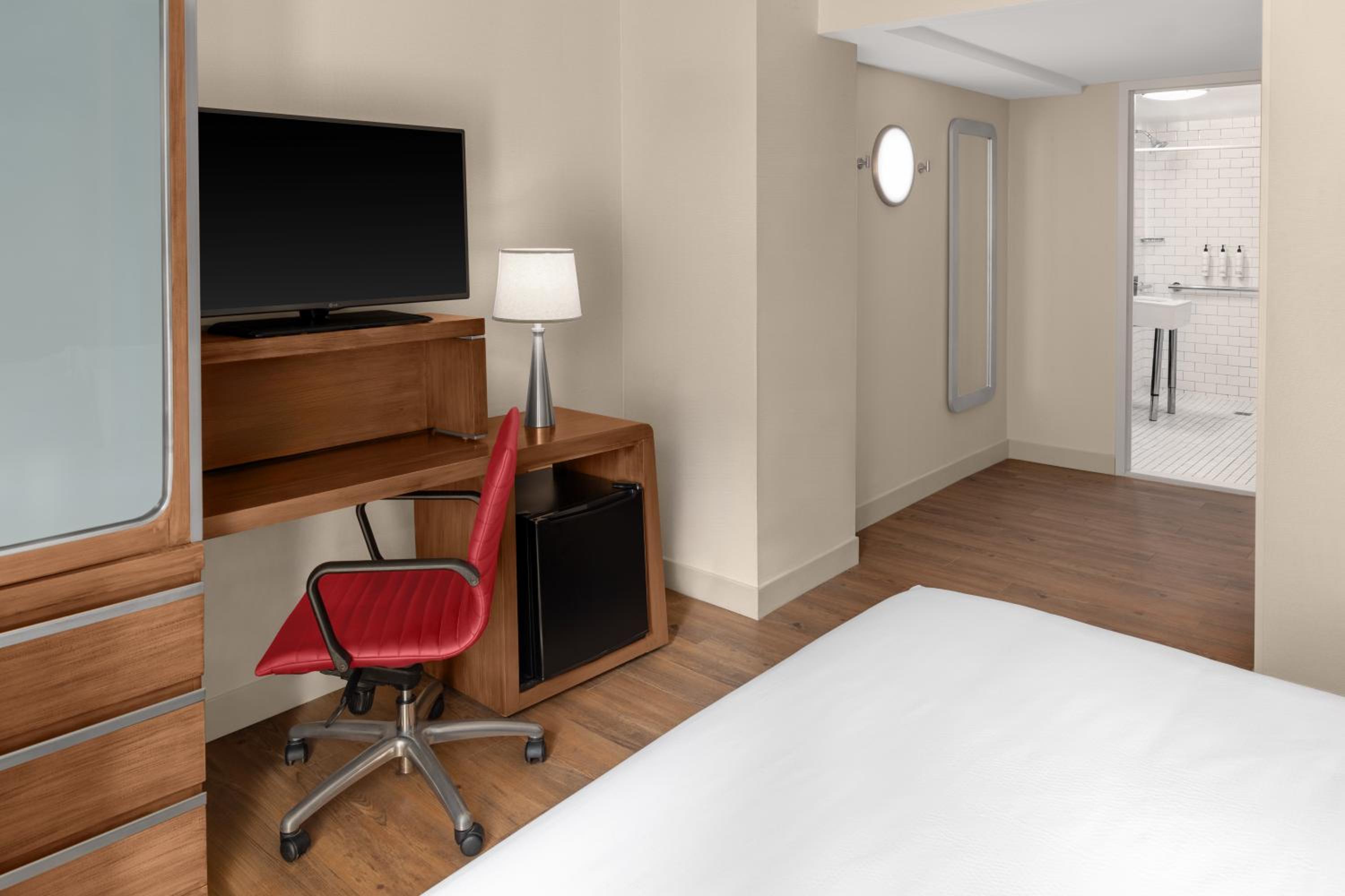 Standard Queen Room - Mobility and Hearing Accessible with Roll-in Shower photo 1
