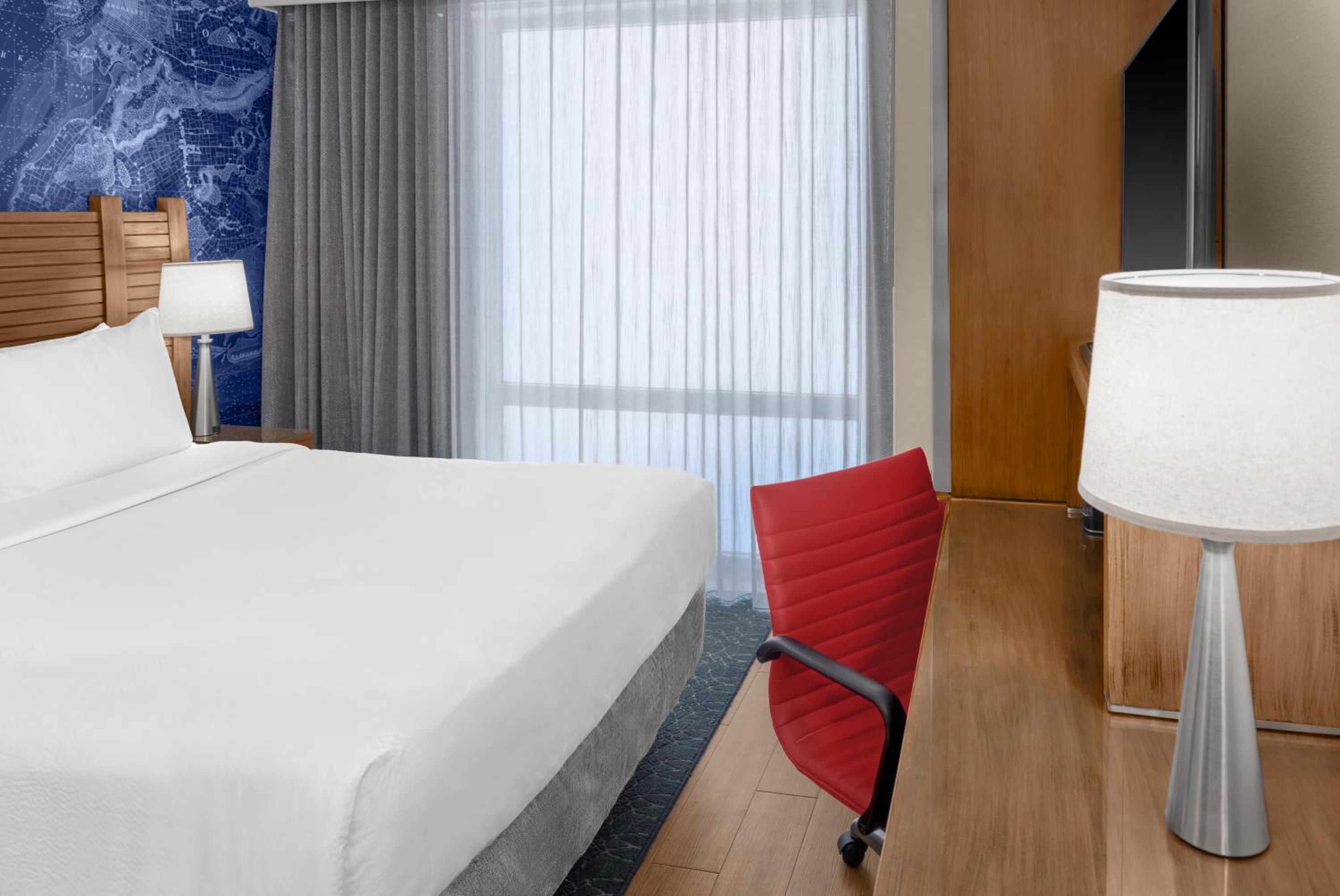 Standard Queen Room - Mobility and Hearing Accessible with Roll-in Shower photo 2