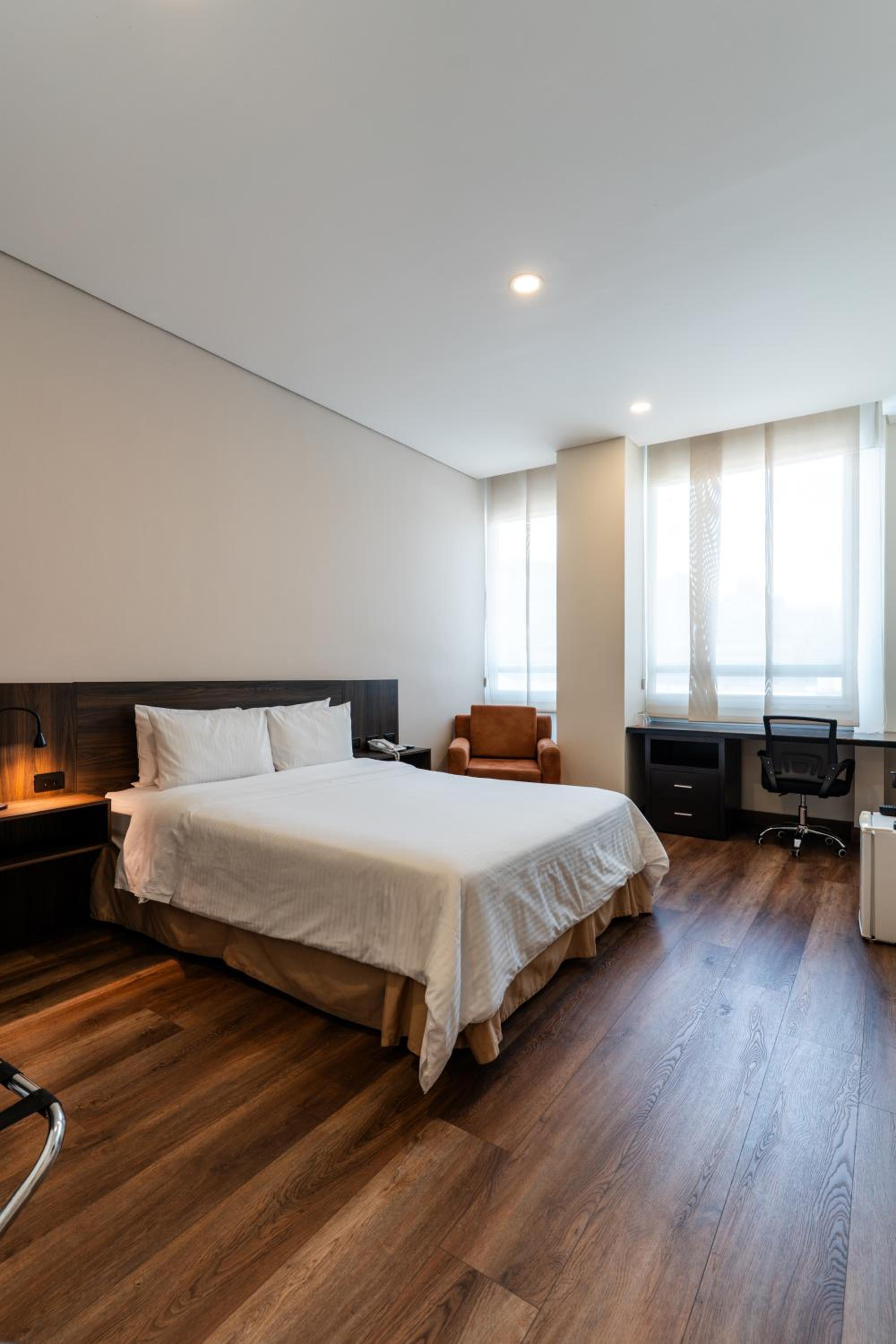 Queen Room - Non-Smoking - Photo 1
