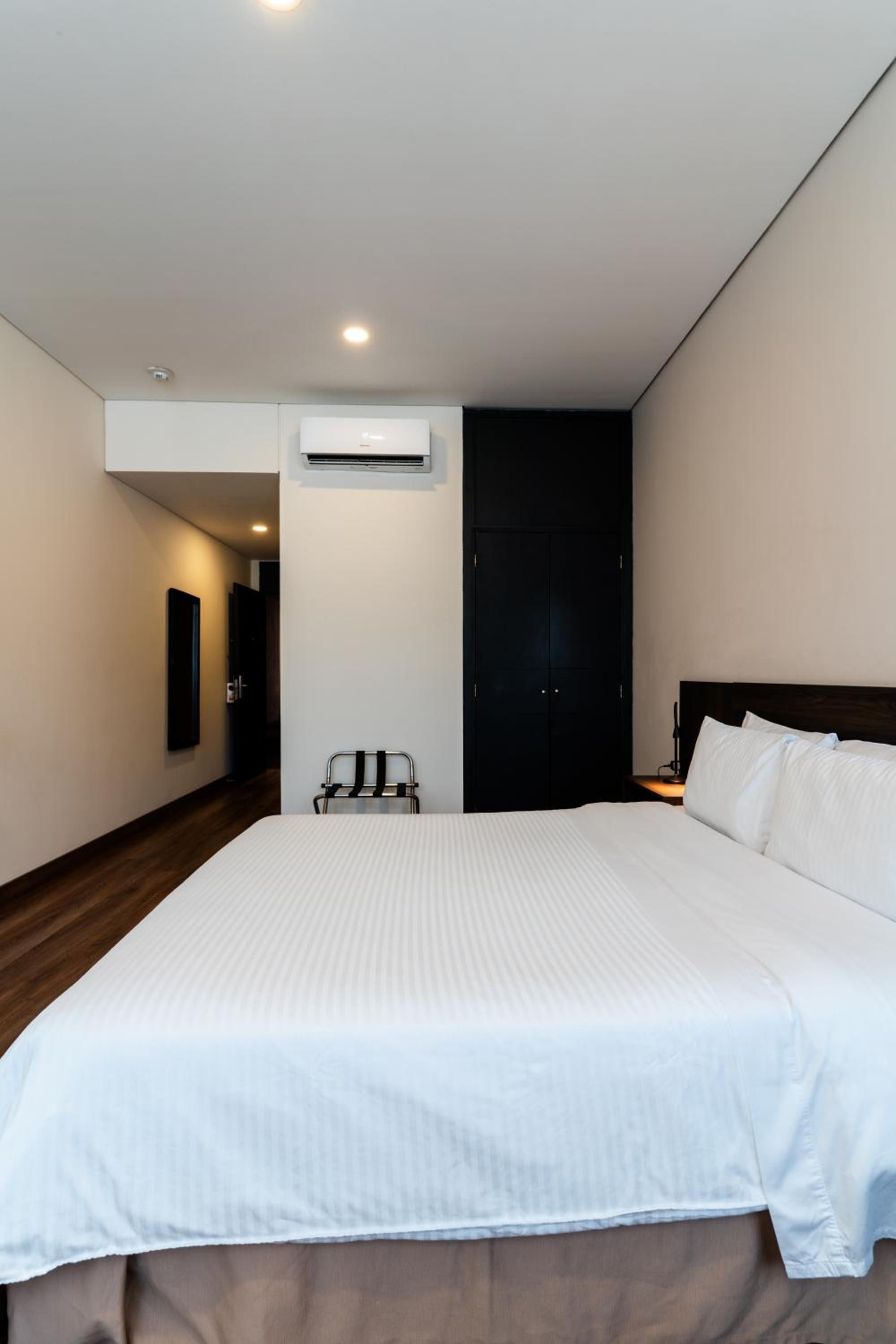 Queen Room - Non-Smoking - Photo 5