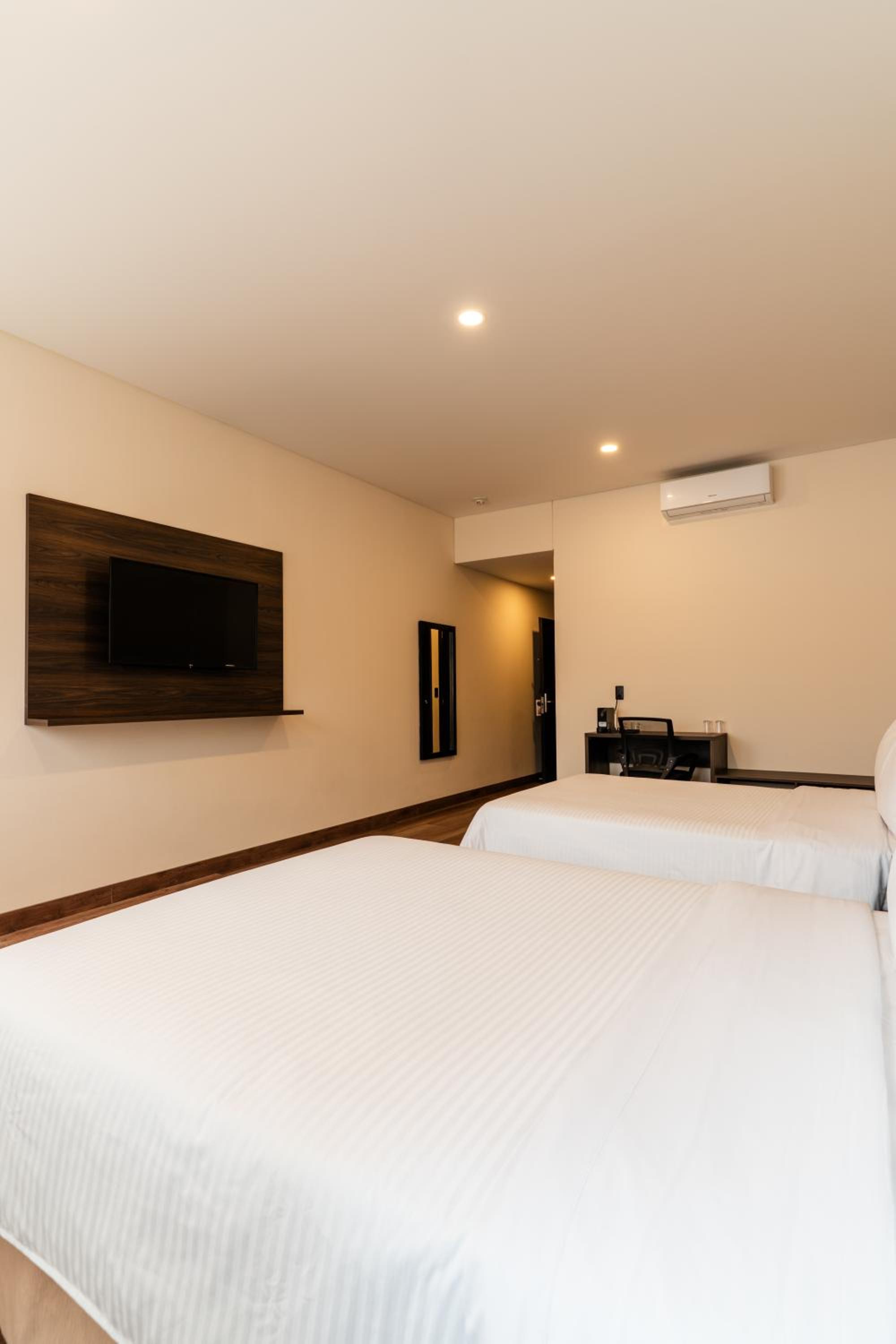Double Room with Two Double Beds - Non-Smoking - Photo 4