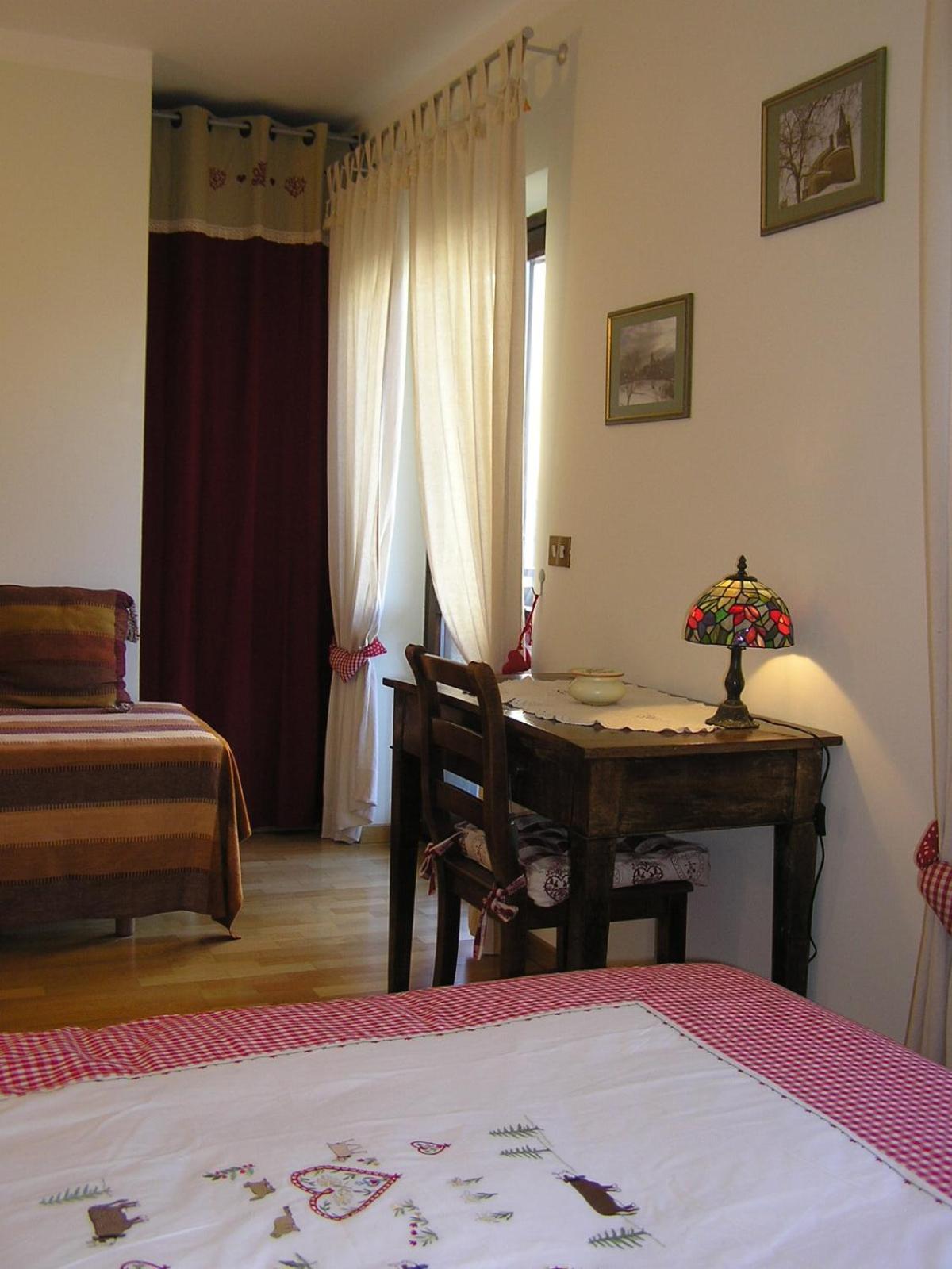 Double Room with Private External Bathroom - Photo 2