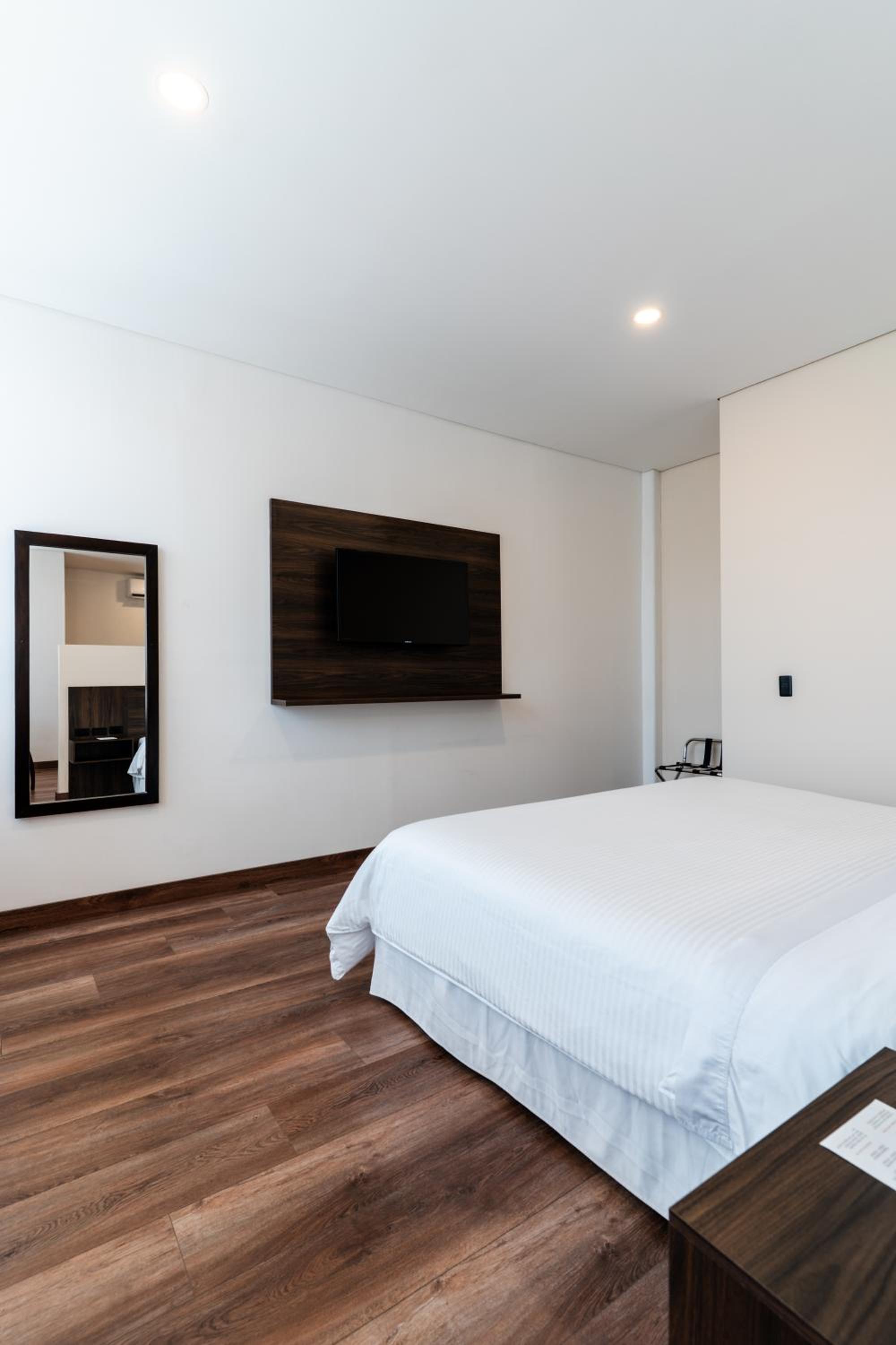 King Suite - Non-Smoking - Photo 5