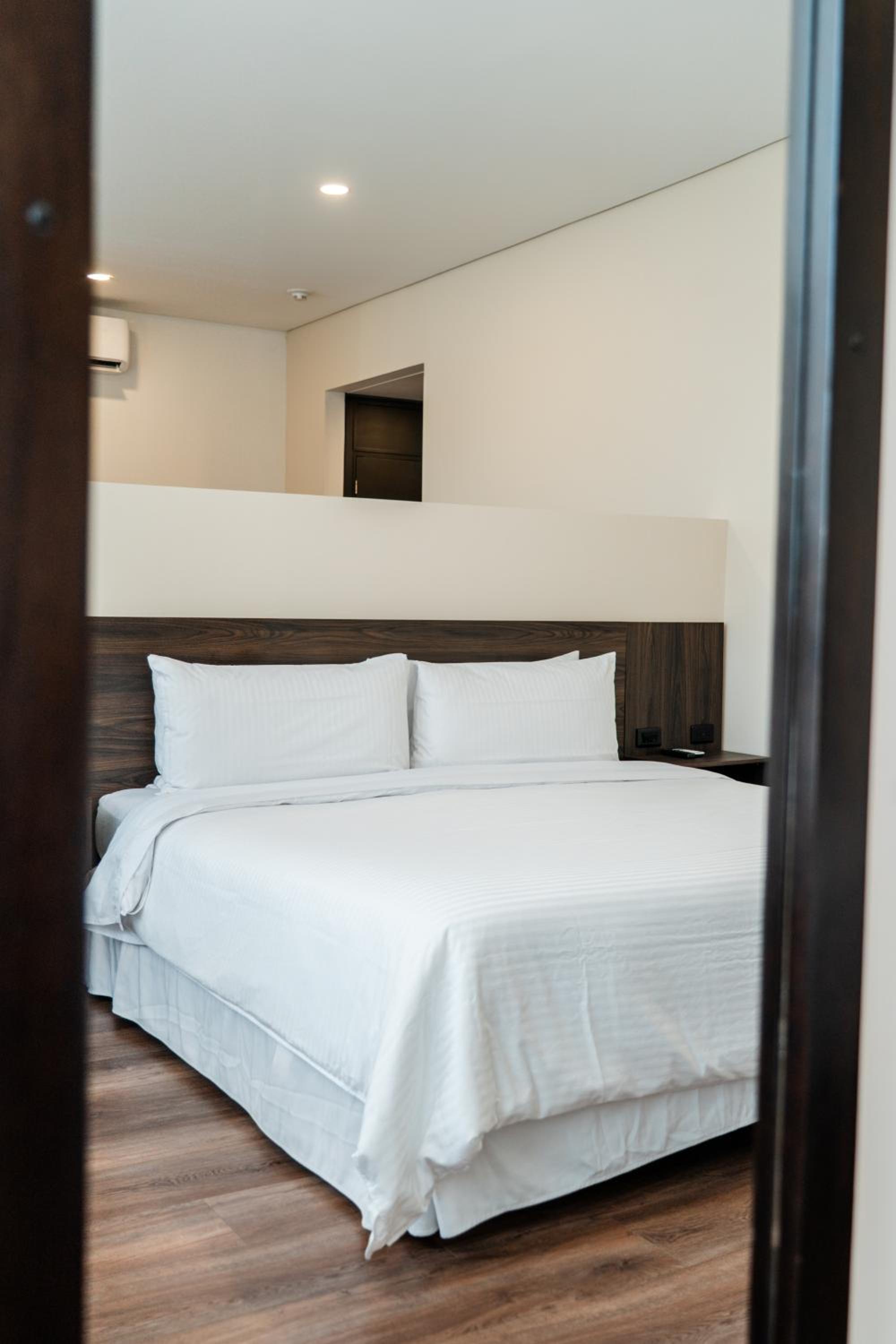 King Suite - Non-Smoking - Photo 3