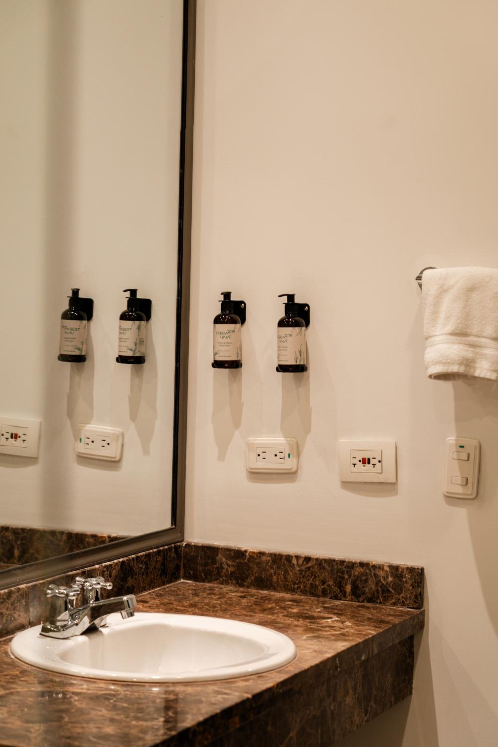King Suite - Non-Smoking - Photo 12