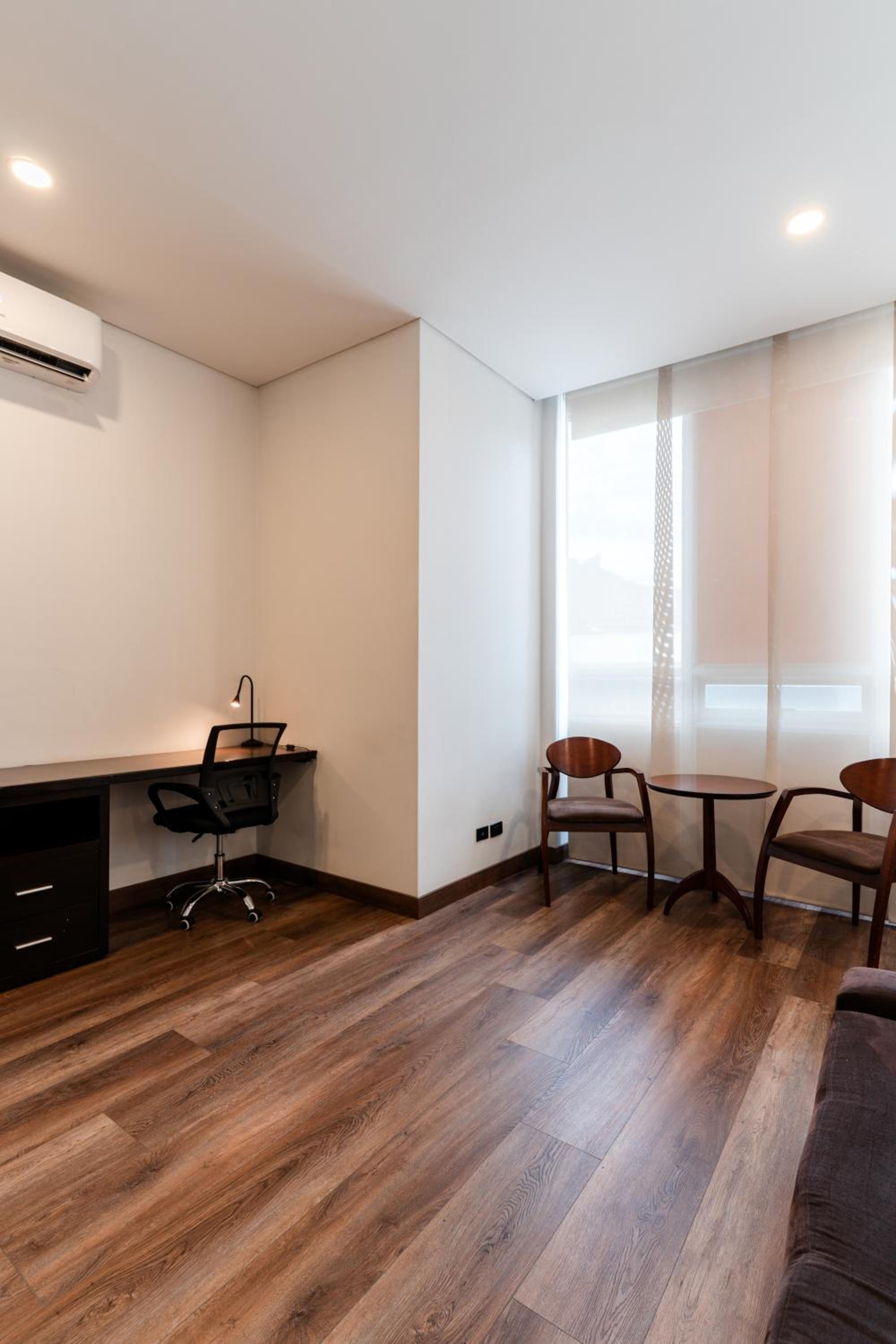 King Suite - Non-Smoking - Photo 7