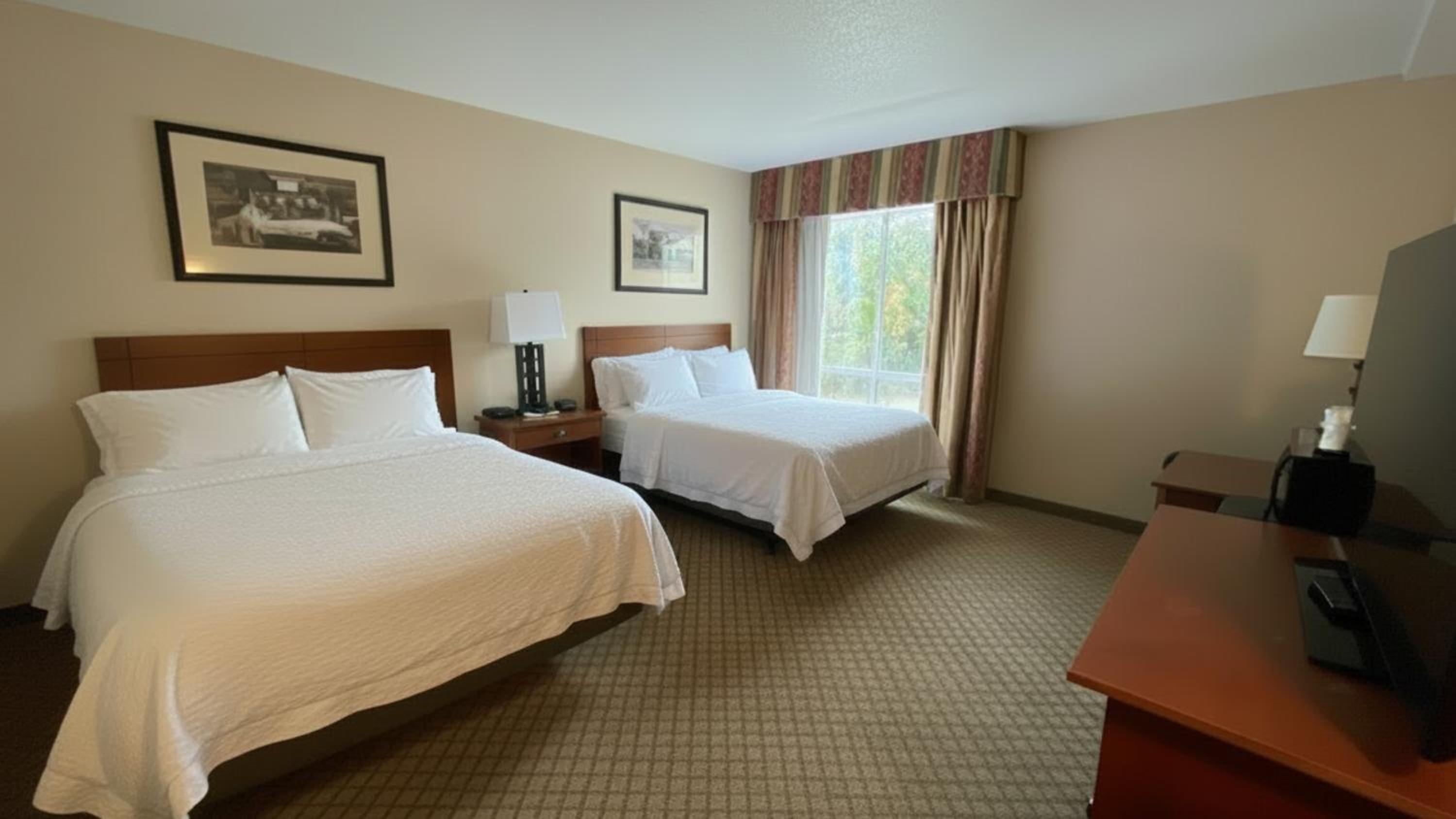 Queen Room with Two Queen Beds - Mobility Access Tub/Non-Smoking - Photo 2
