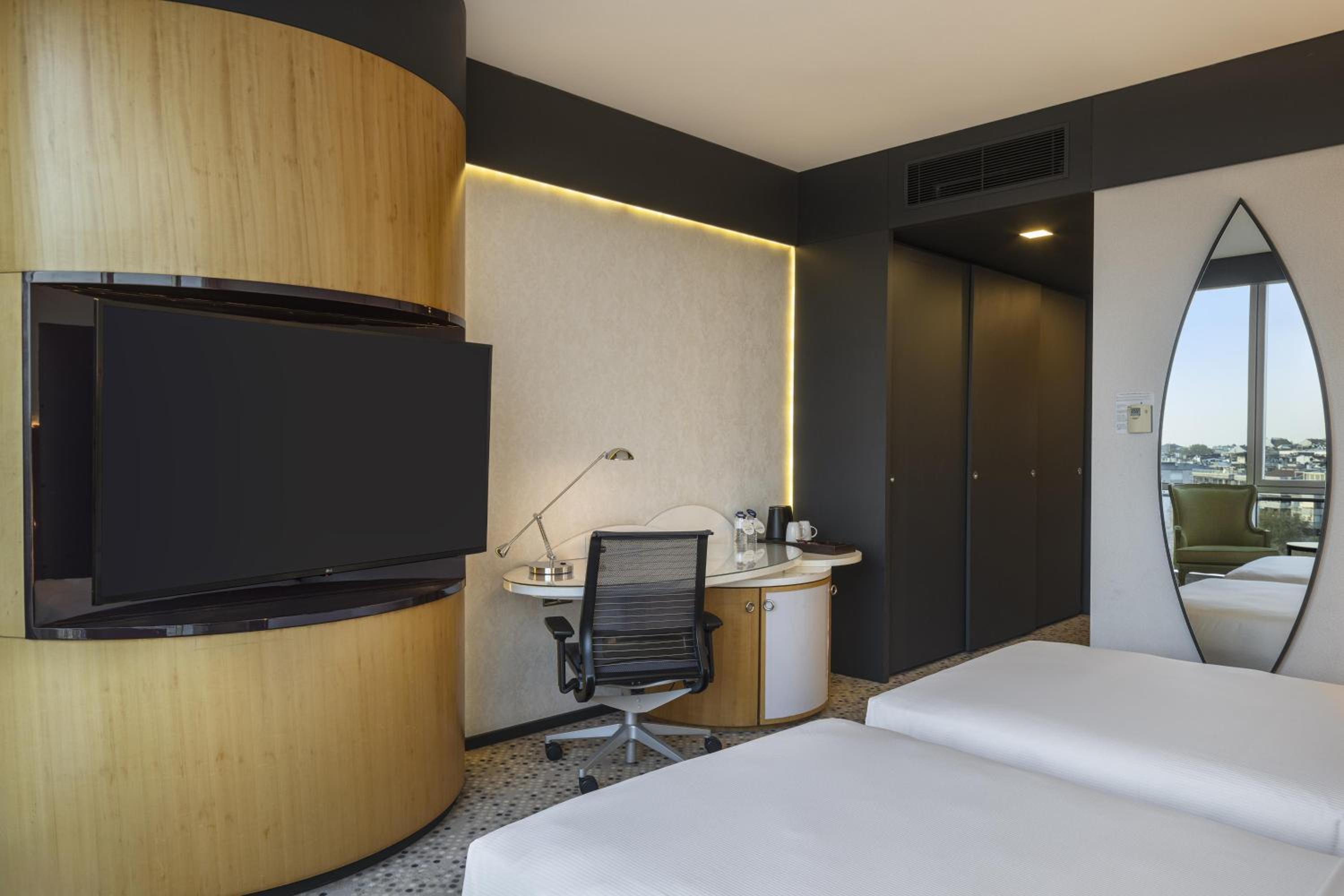 Deluxe Twin Room with Partial Sea View