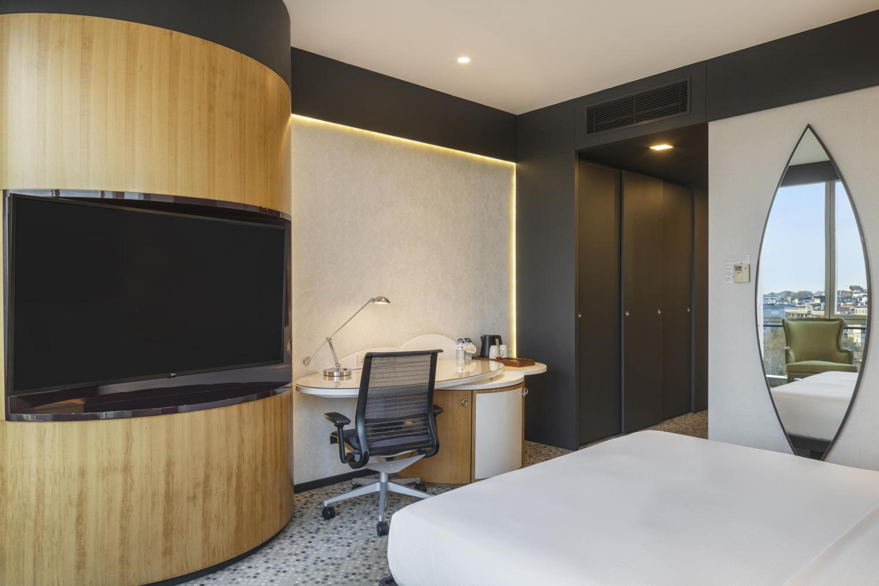 Deluxe King Room with Partial Sea View