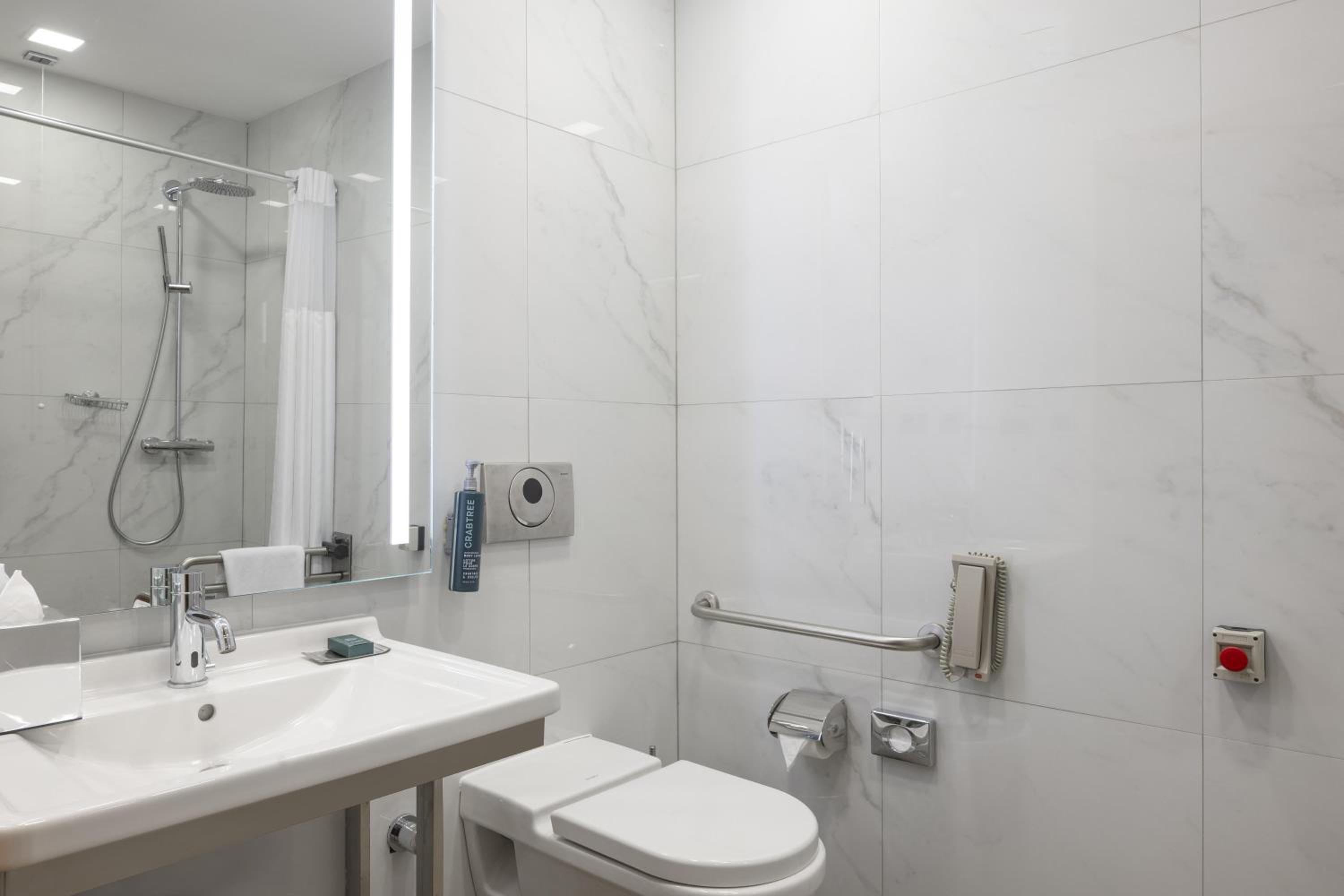 Queen Room with City View - Disability Access