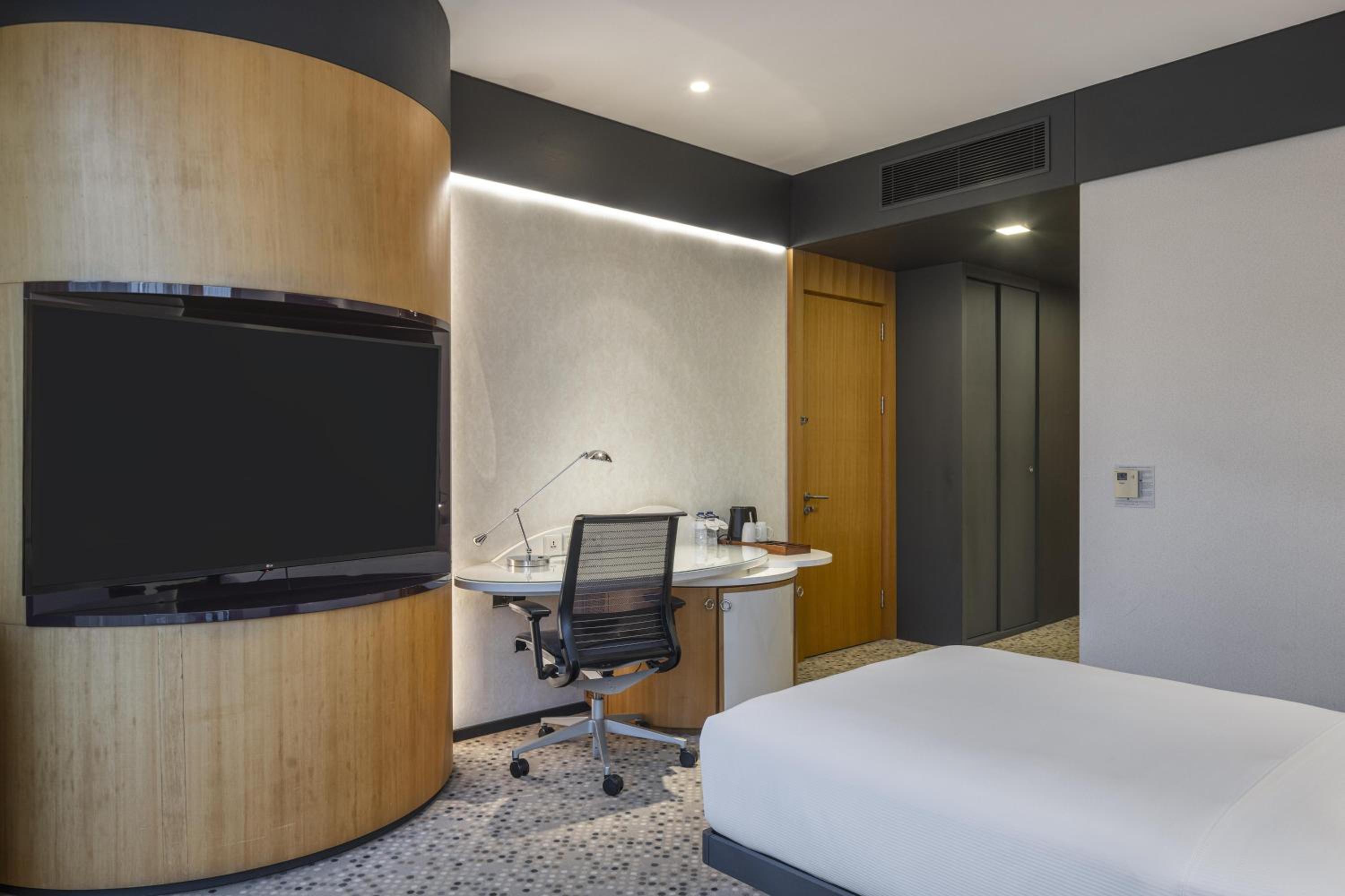 Queen Room with City View - Disability Access