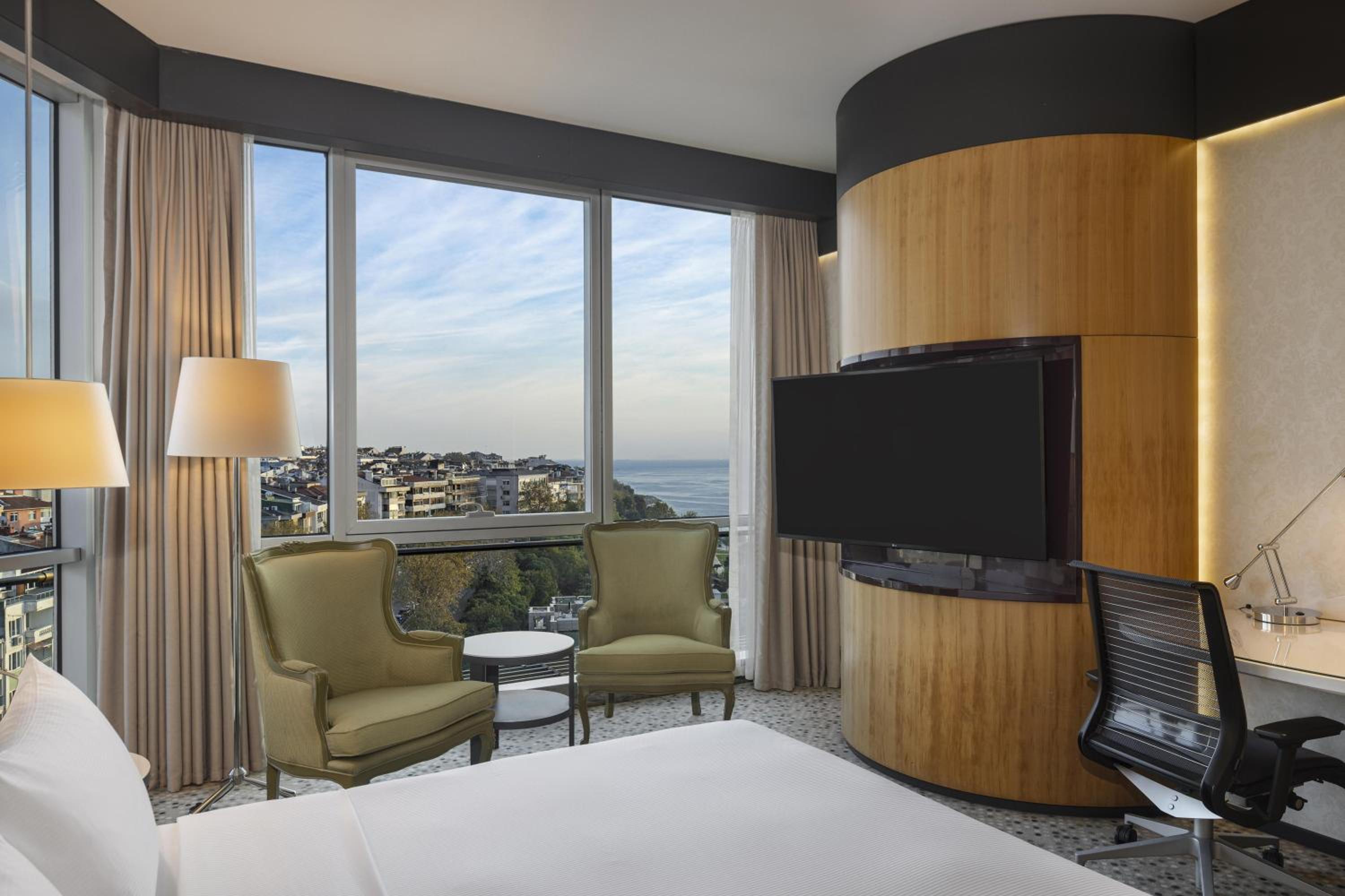 Deluxe King Room with Partial Sea View