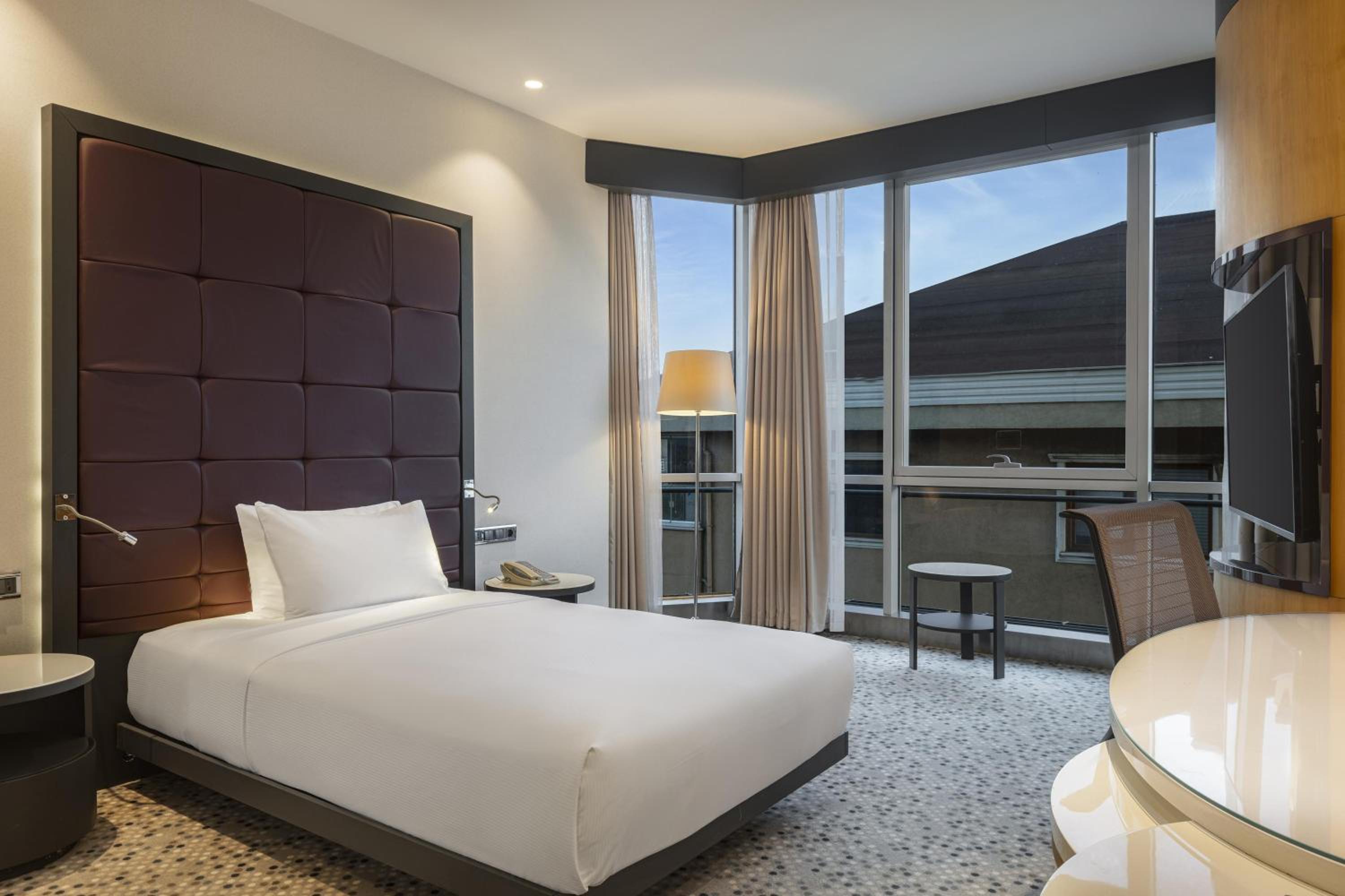 Queen Room with City View - Disability Access