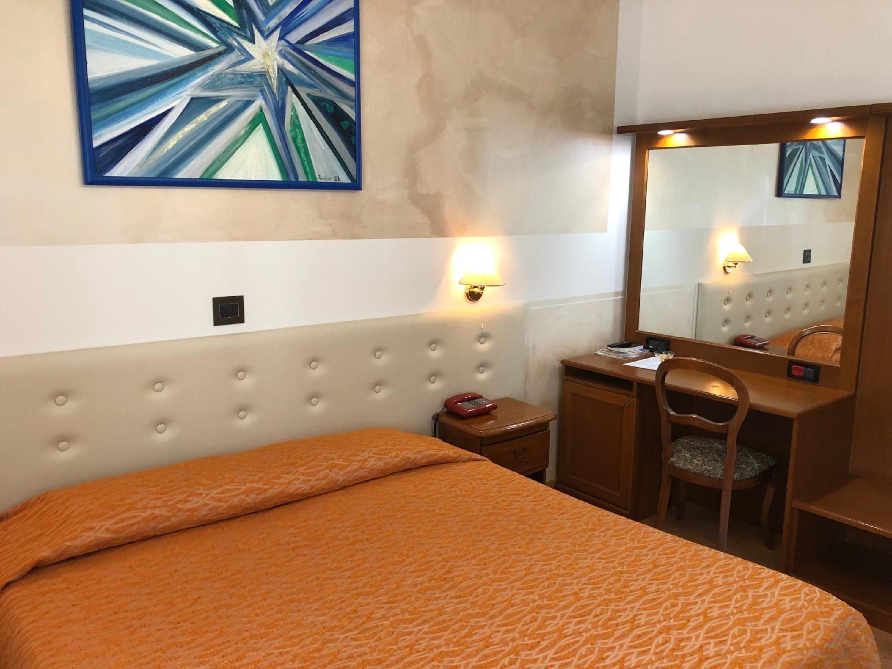Standard Double Room - Photo 4
