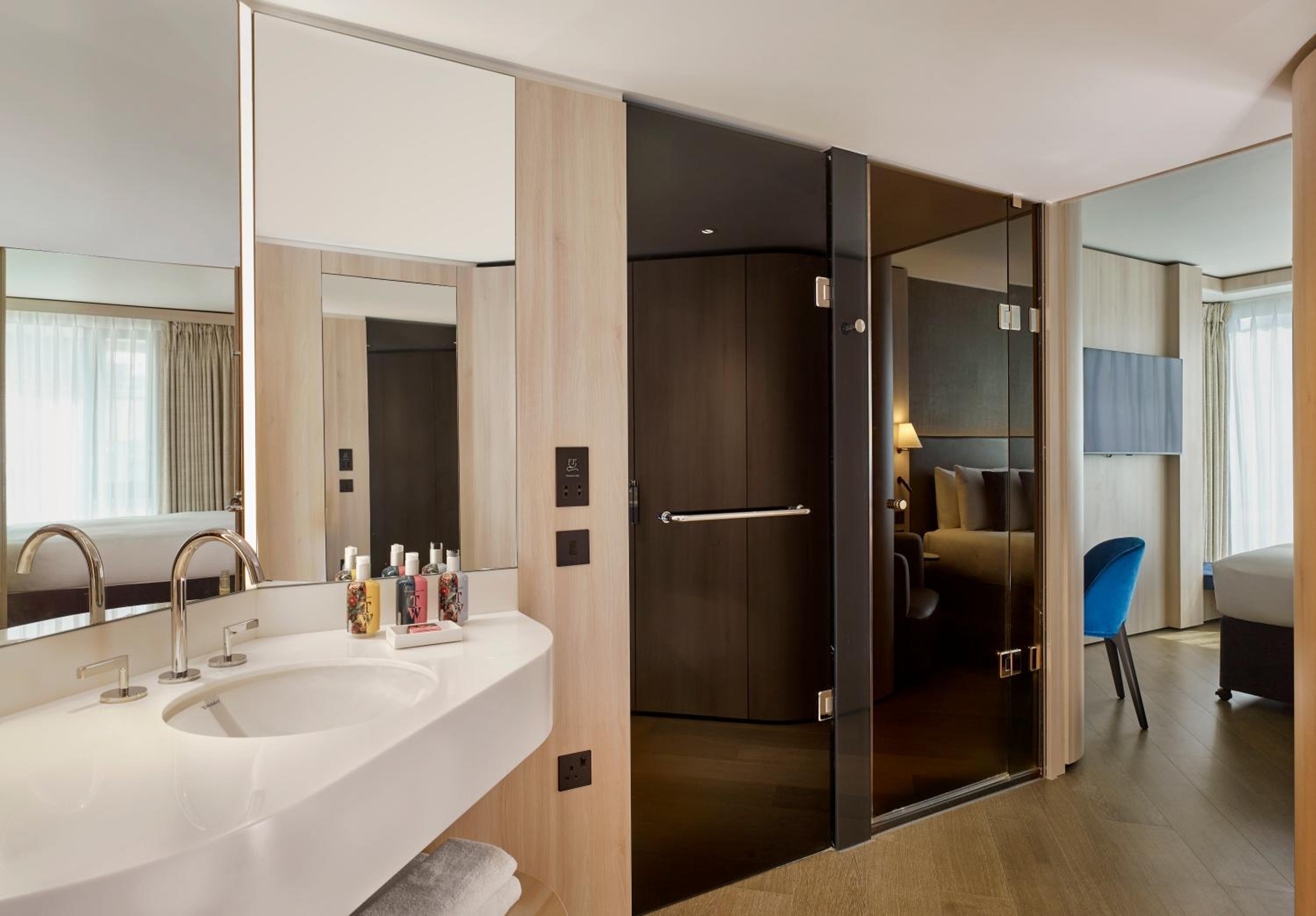 Deluxe Queen Room with Views