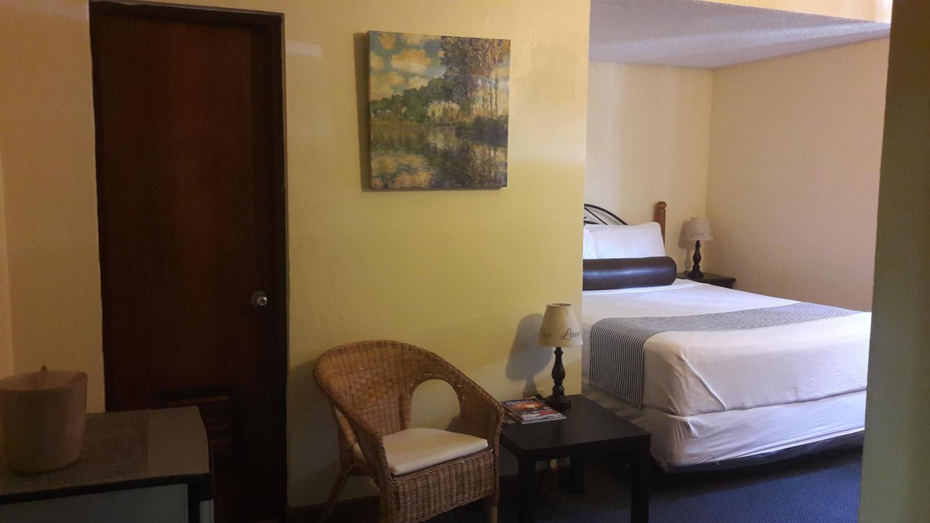 Standard King Room - Photo 5