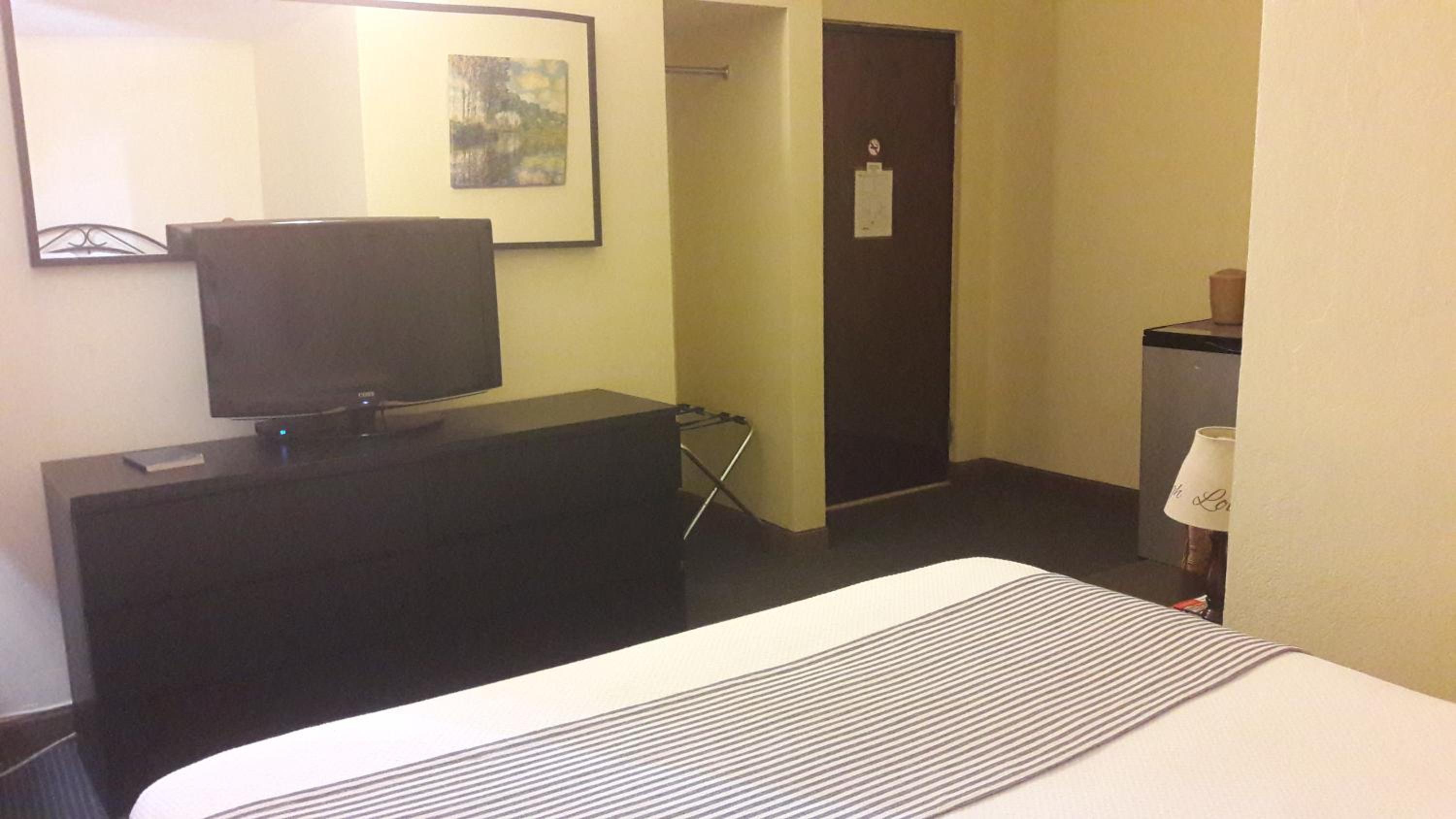 Standard King Room - Photo 4