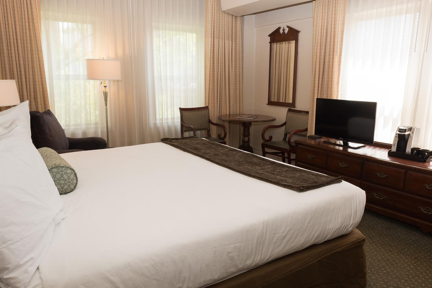 Junior Suite with King Bed - Photo 1