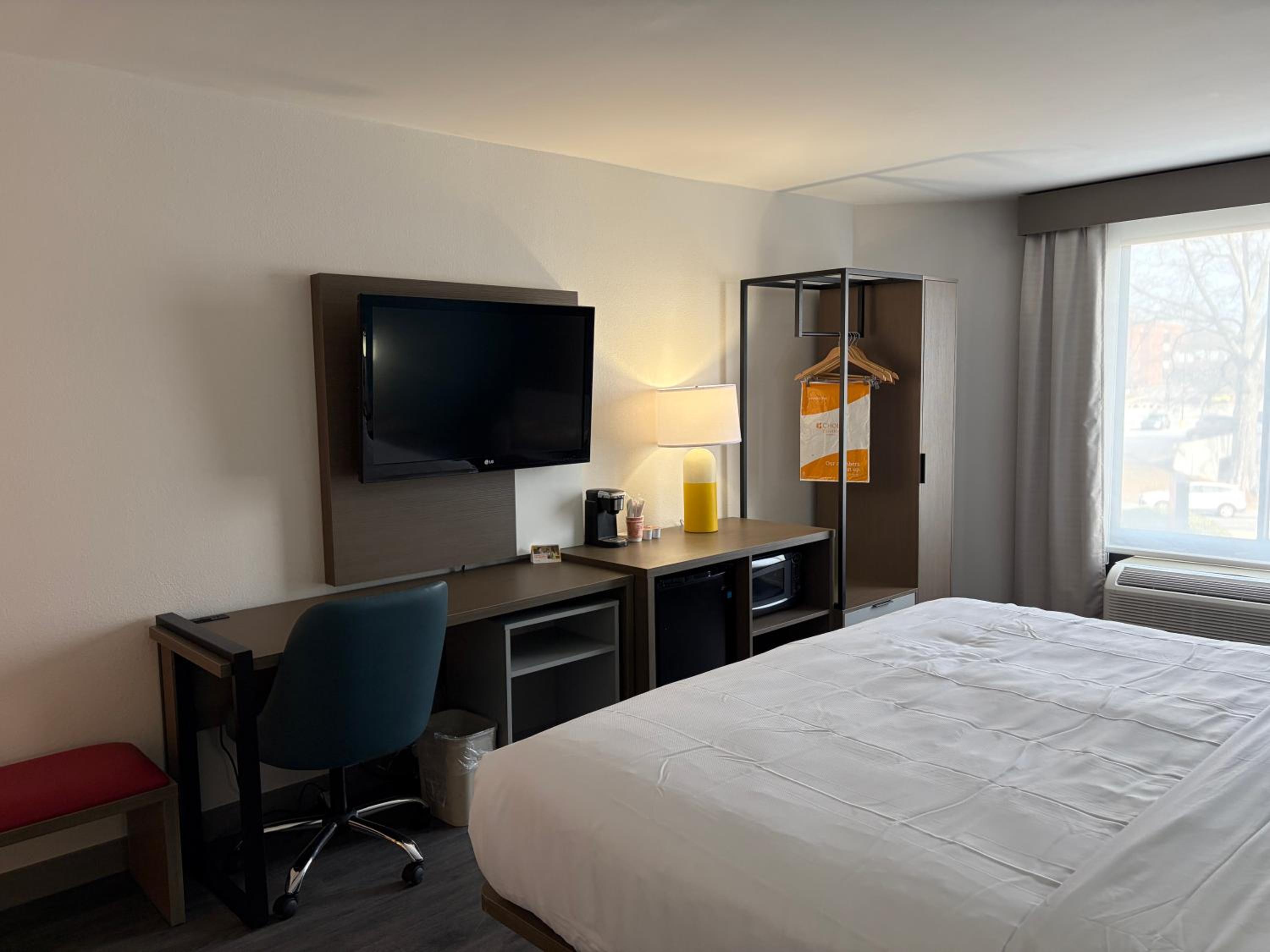 King Room - Non Smoking/Interior Hall/Pet Friendly photo 1