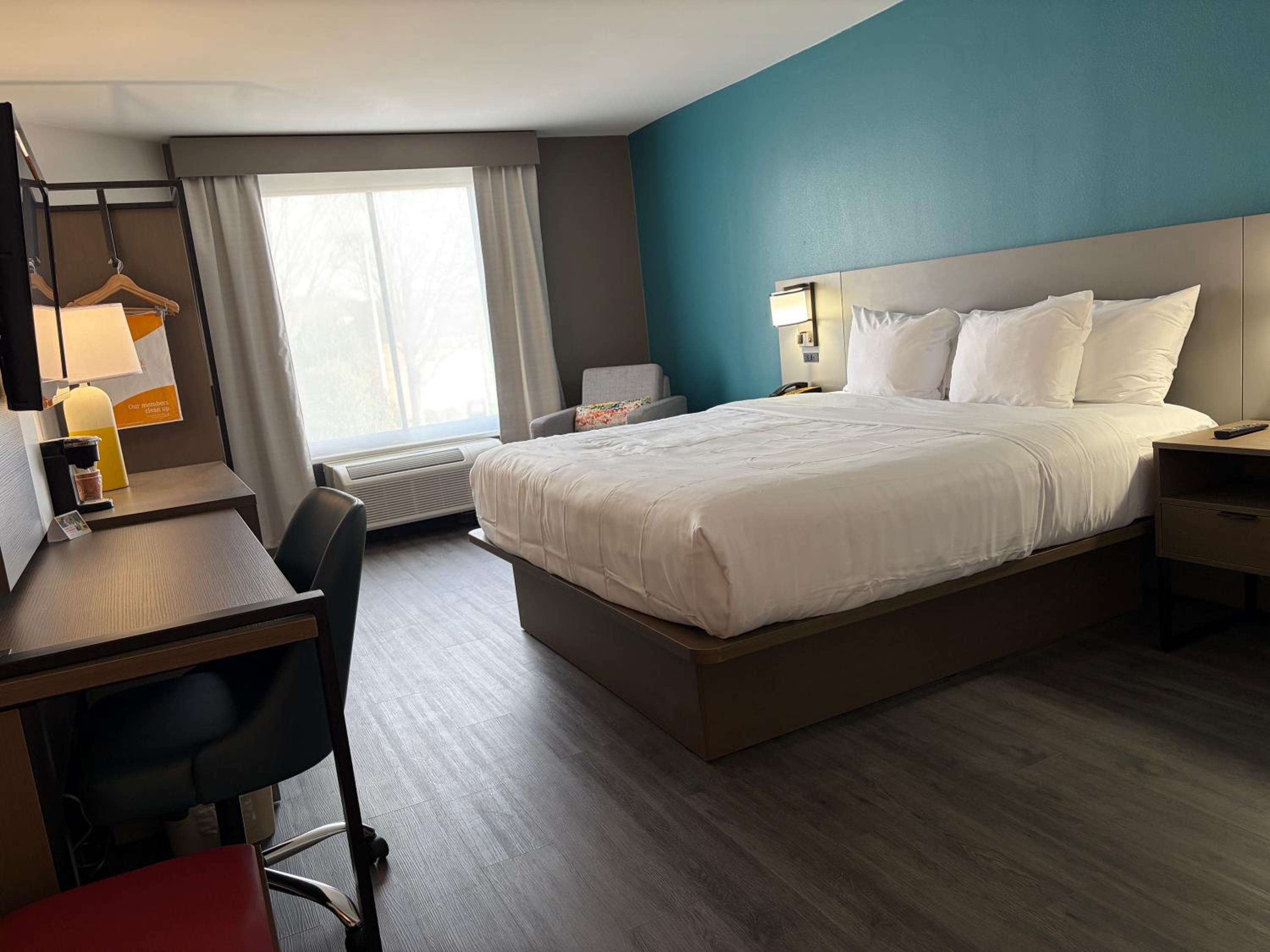 Accessible One King Bed One Single Bed Nonsmoking - Photo 1