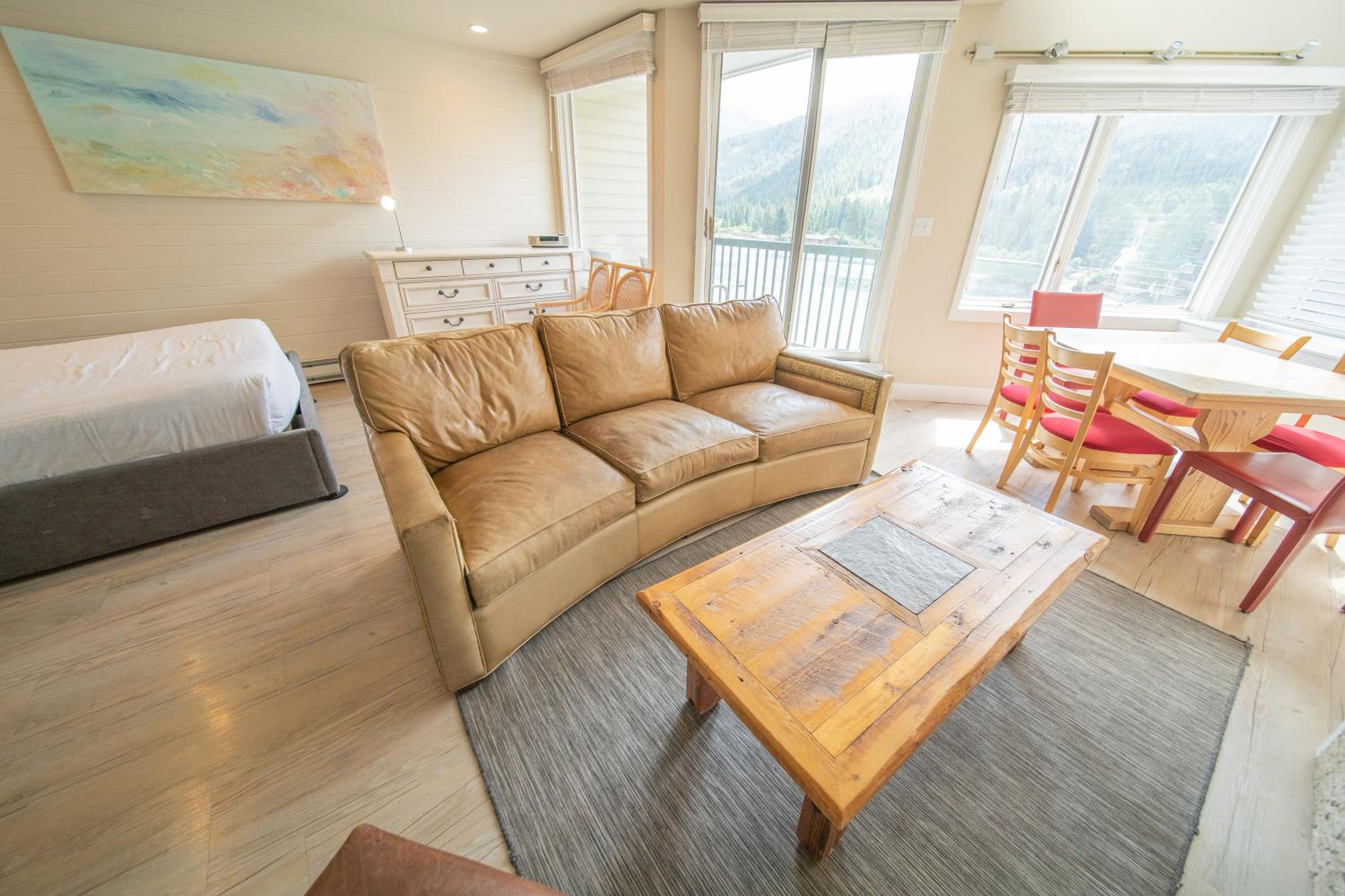 Studio Apartment with Balcony photo 2