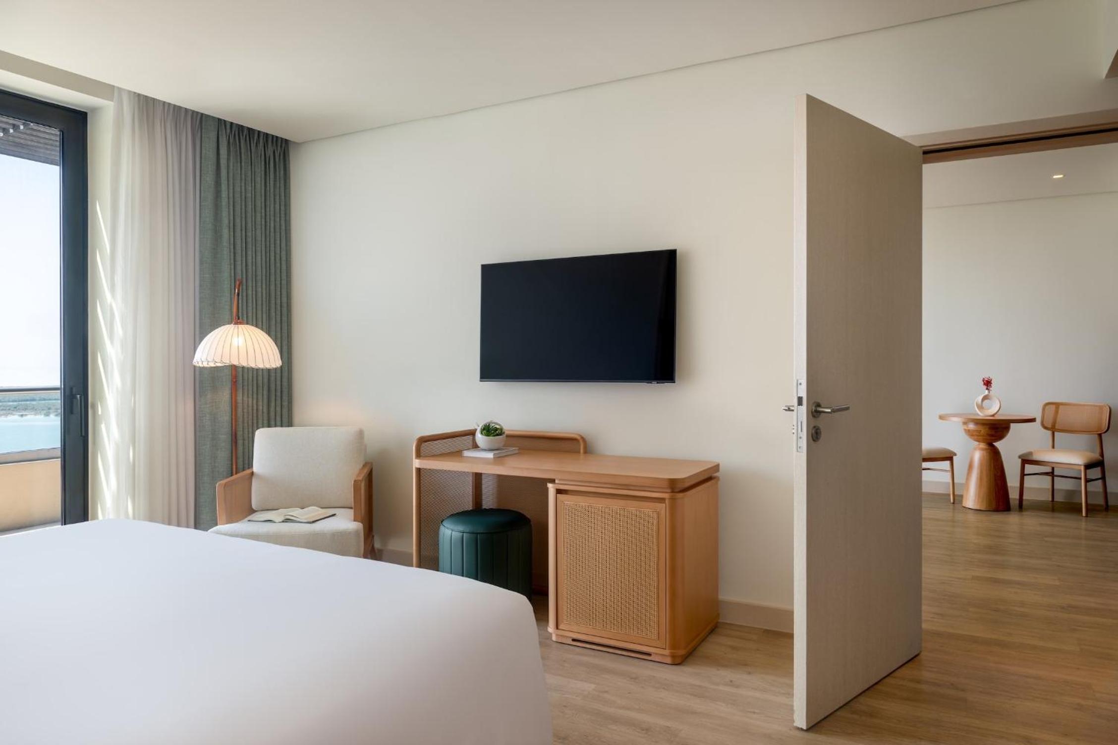 One-Bedroom Suite with Sea View and Balcony - Theme Park Access