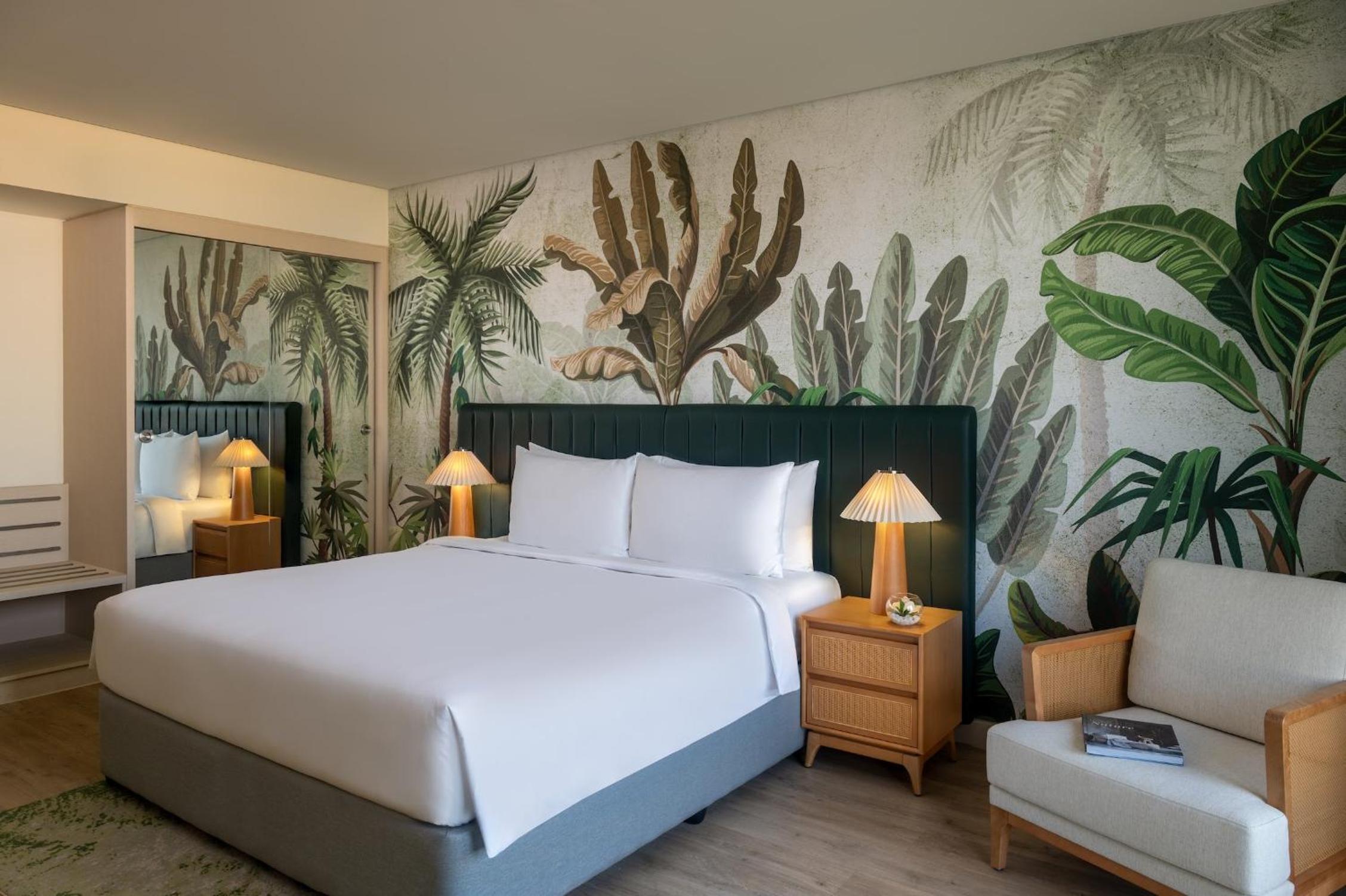 One-Bedroom Suite with Plaza View and Balcony - Theme Park Access