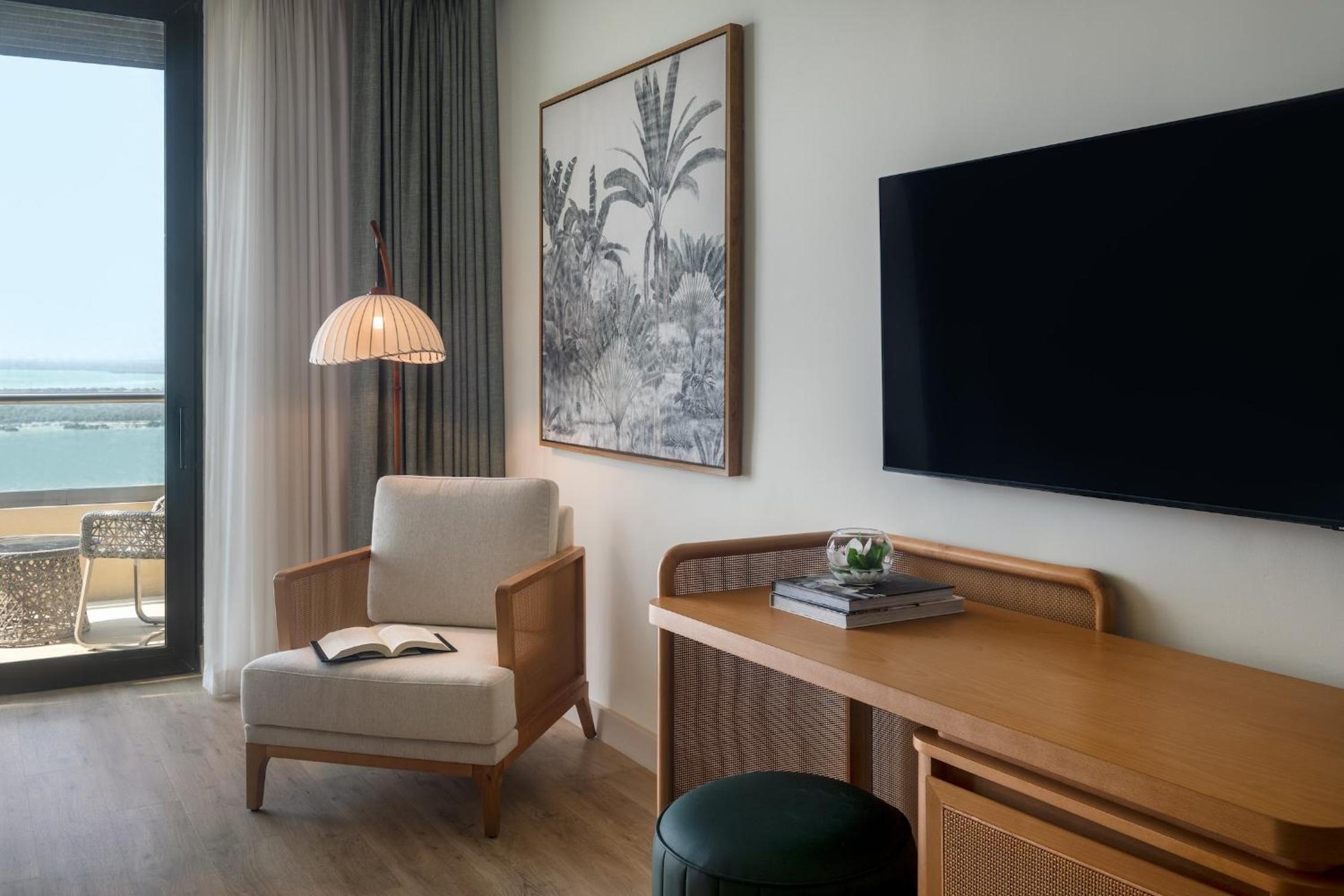Deluxe King Room with Sea View and Balcony - Theme Park/Accessible