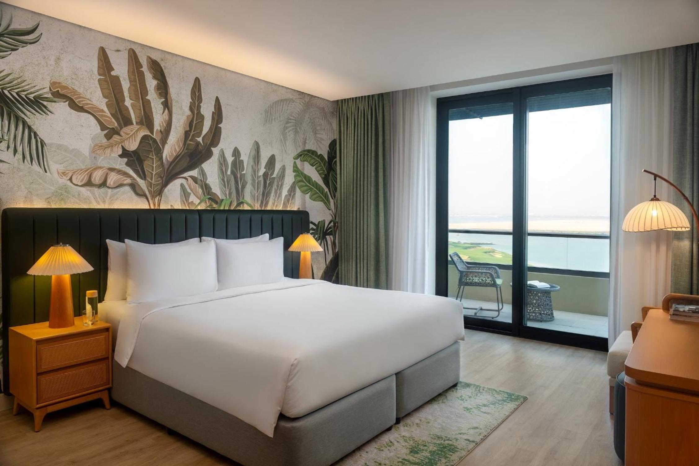 Deluxe King Room with Sea View and Balcony - Theme Park Access
