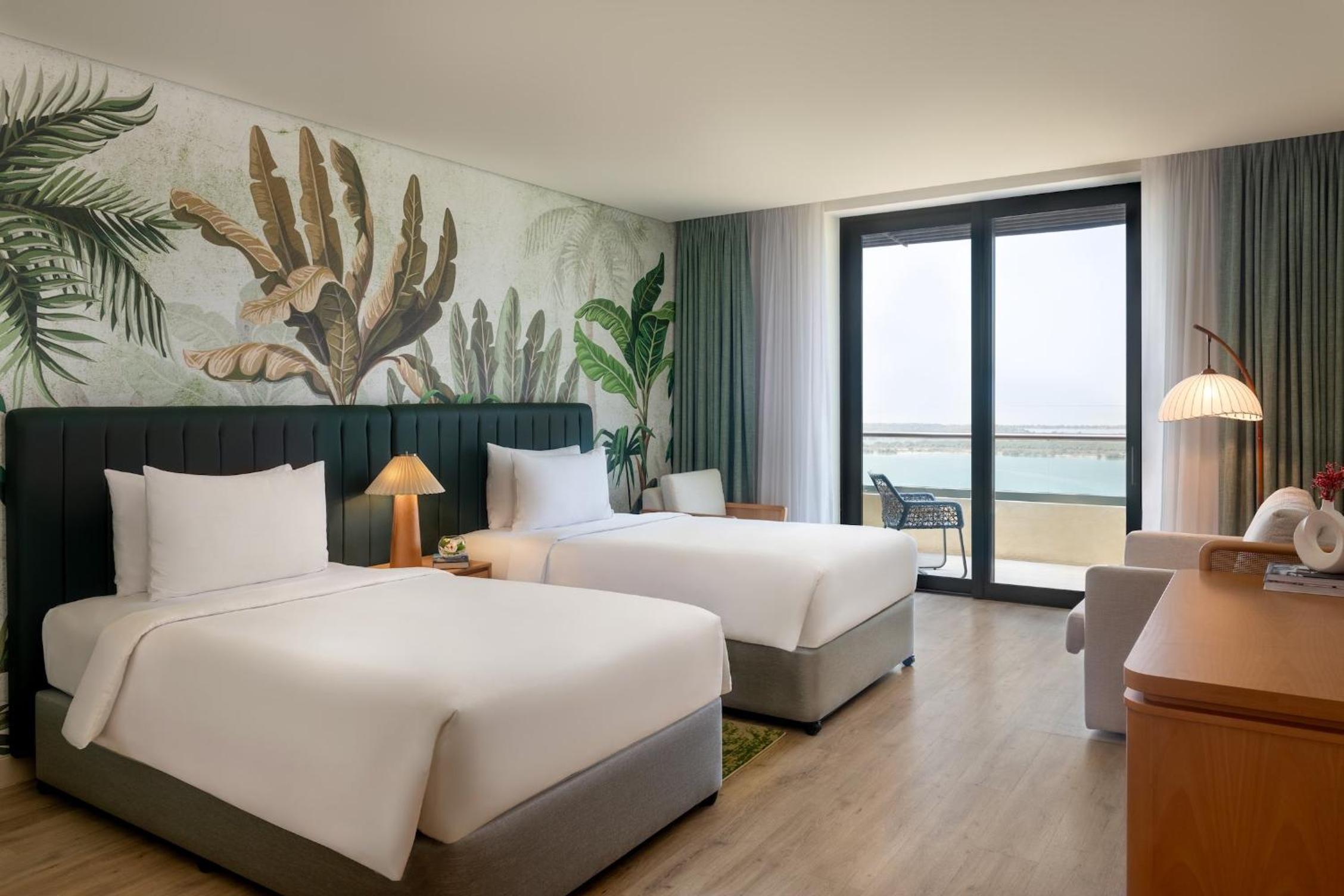 Deluxe Twin Room with Sea View - Theme Park Access