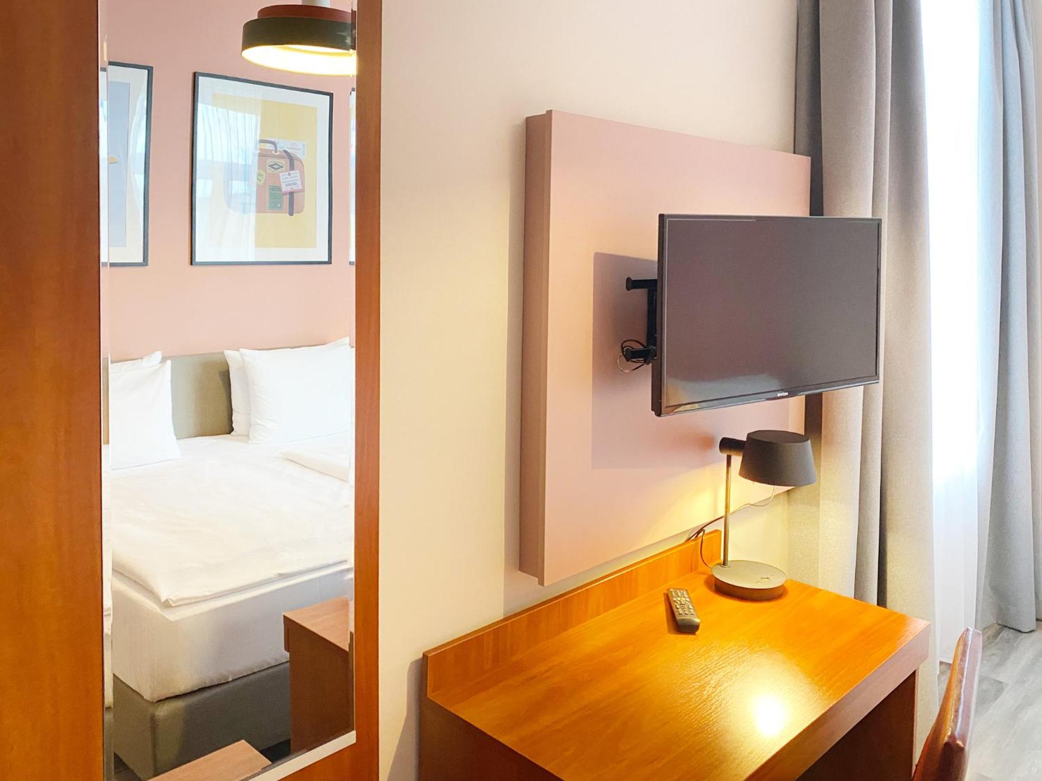 Standard Room thumbnail 5