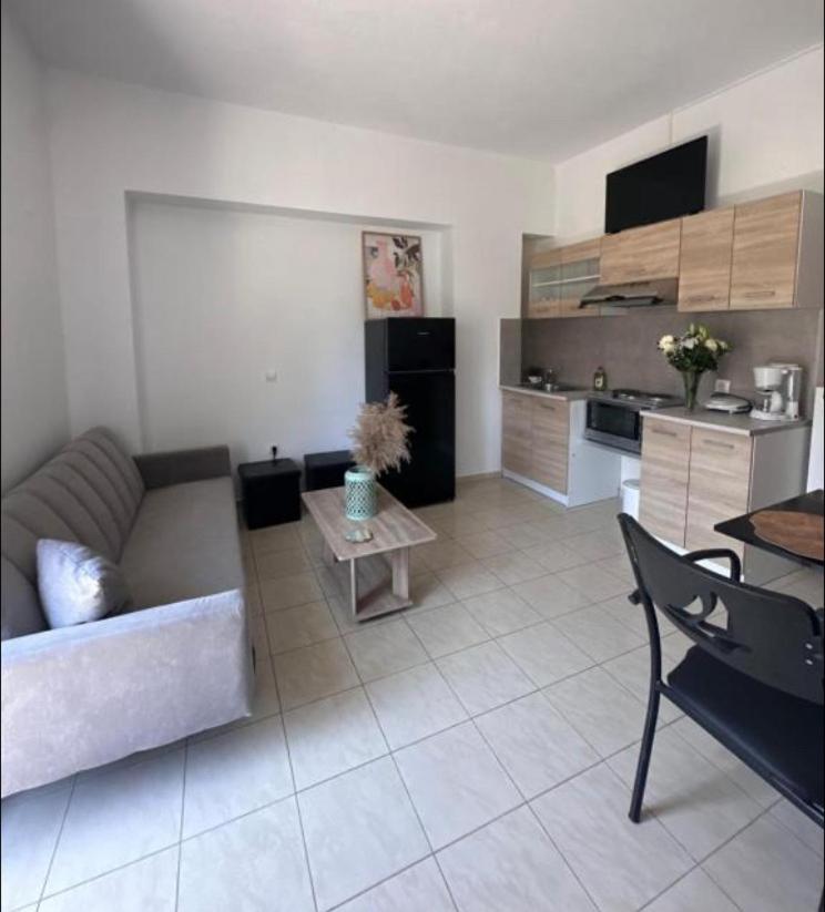One-Bedroom Apartment with Balcony and Mountain View   photo 1