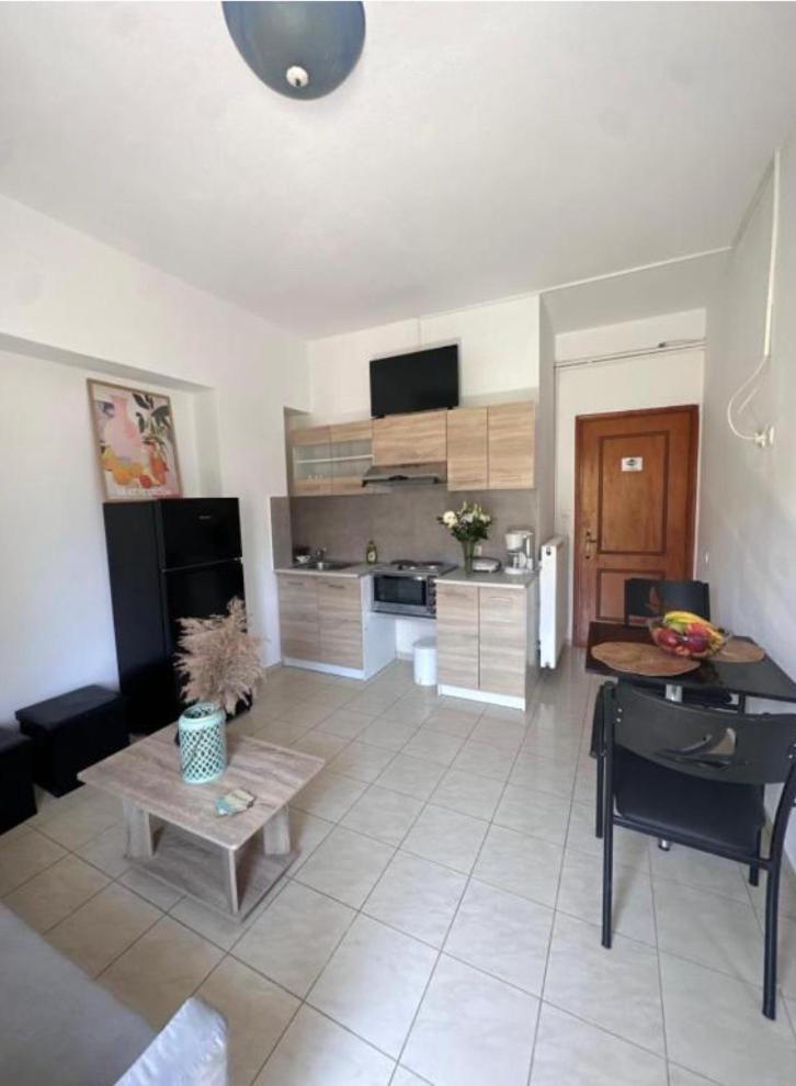 One-Bedroom Apartment with Balcony and Mountain View   photo 2