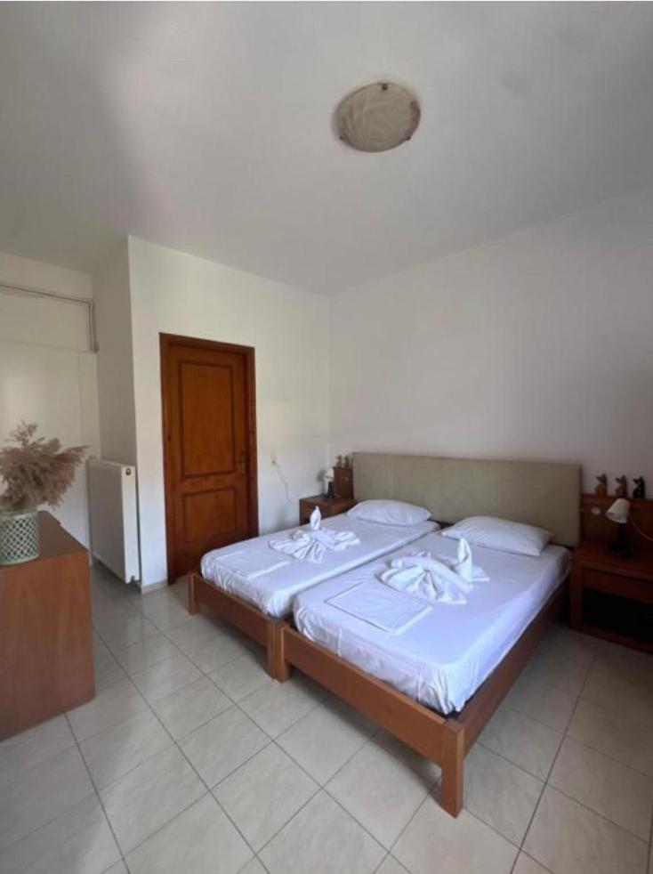One-Bedroom Apartment with Balcony and Mountain View   photo 3