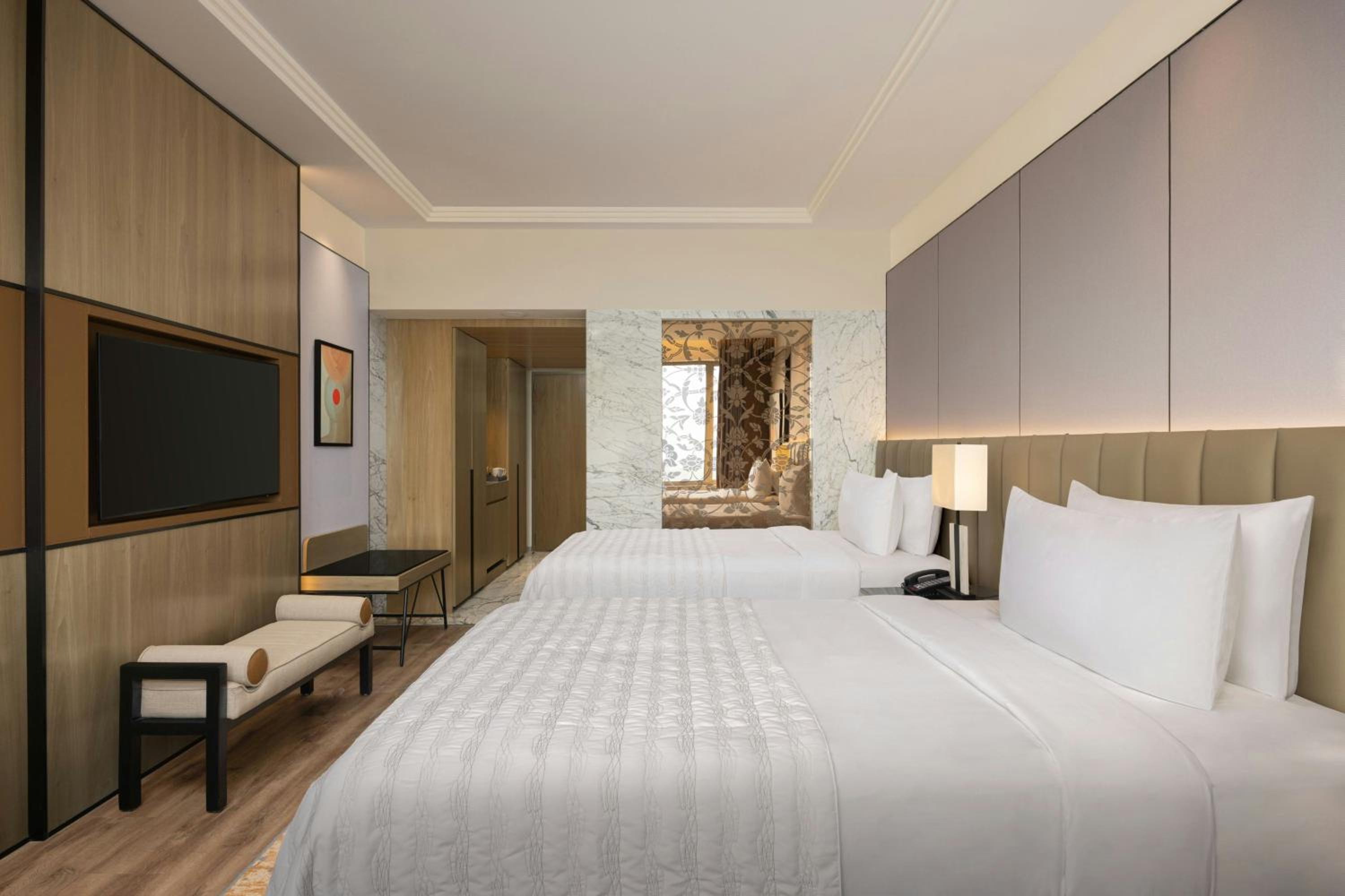 Premier Twin Room with Atrium View - Concierge Level