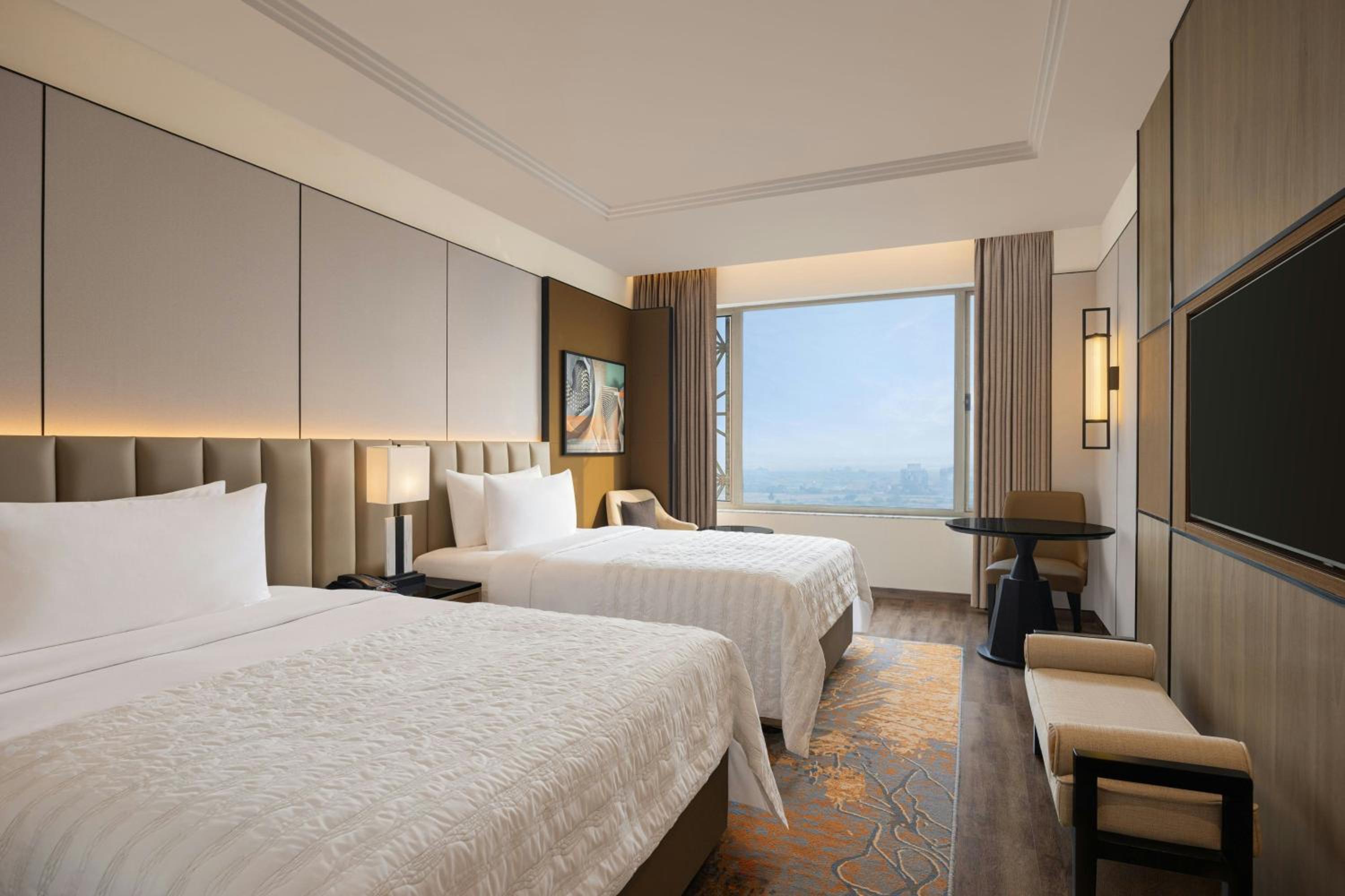 Premier Twin Room with Atrium View - Concierge Level photo 3