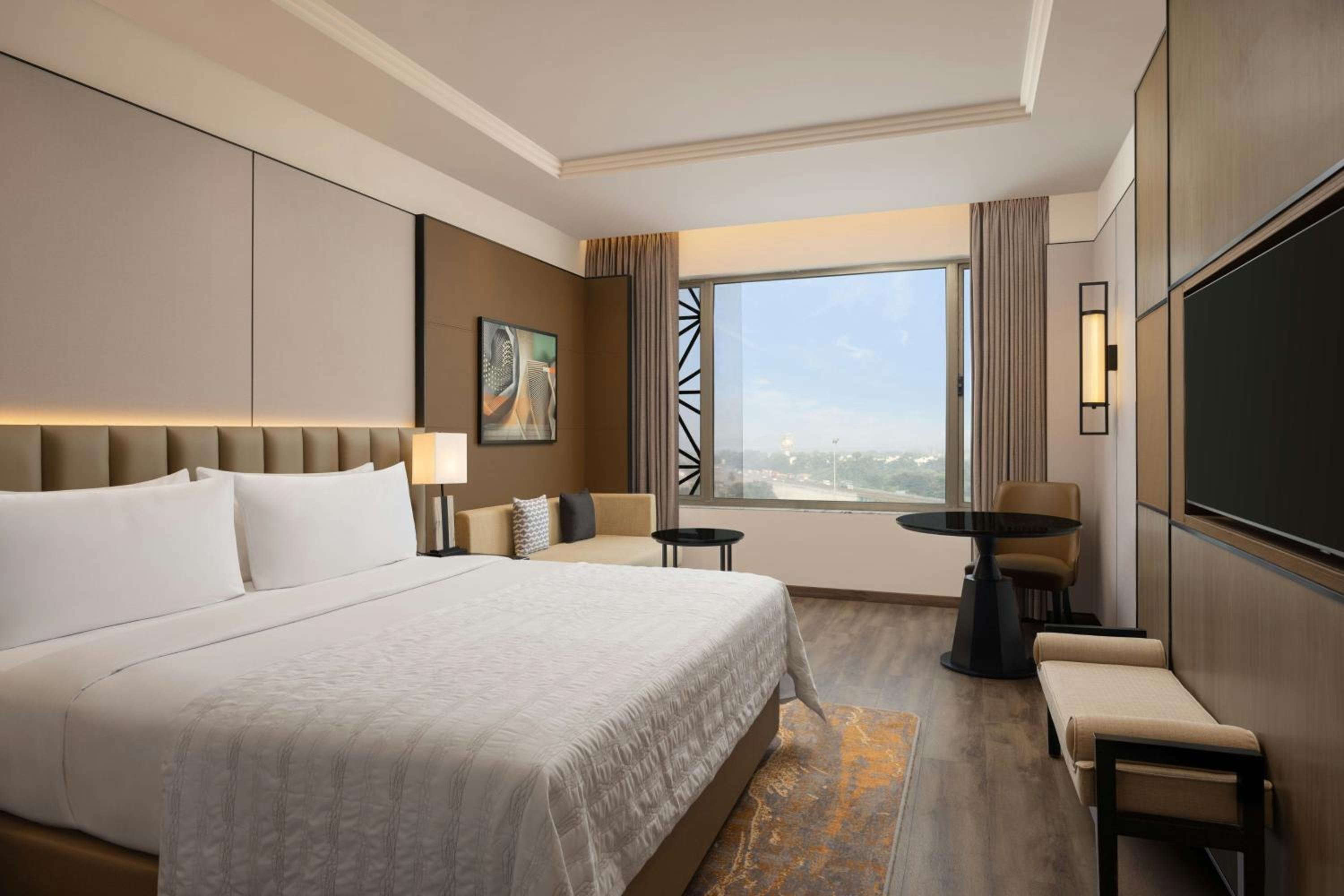 Premier King Room with Atrium View - Concierge Level photo 2