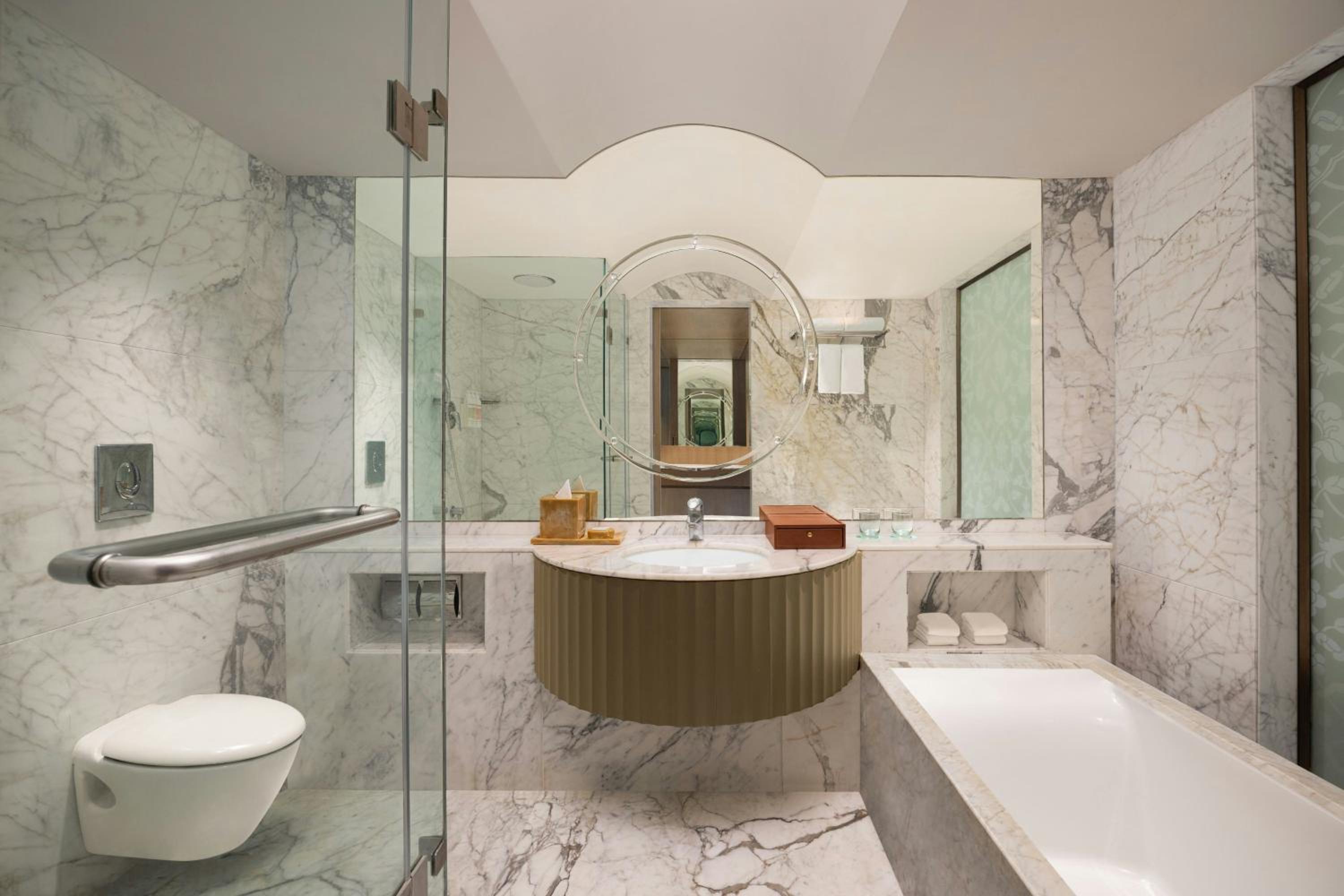 Premier King Room with Atrium View - Concierge Level photo 3