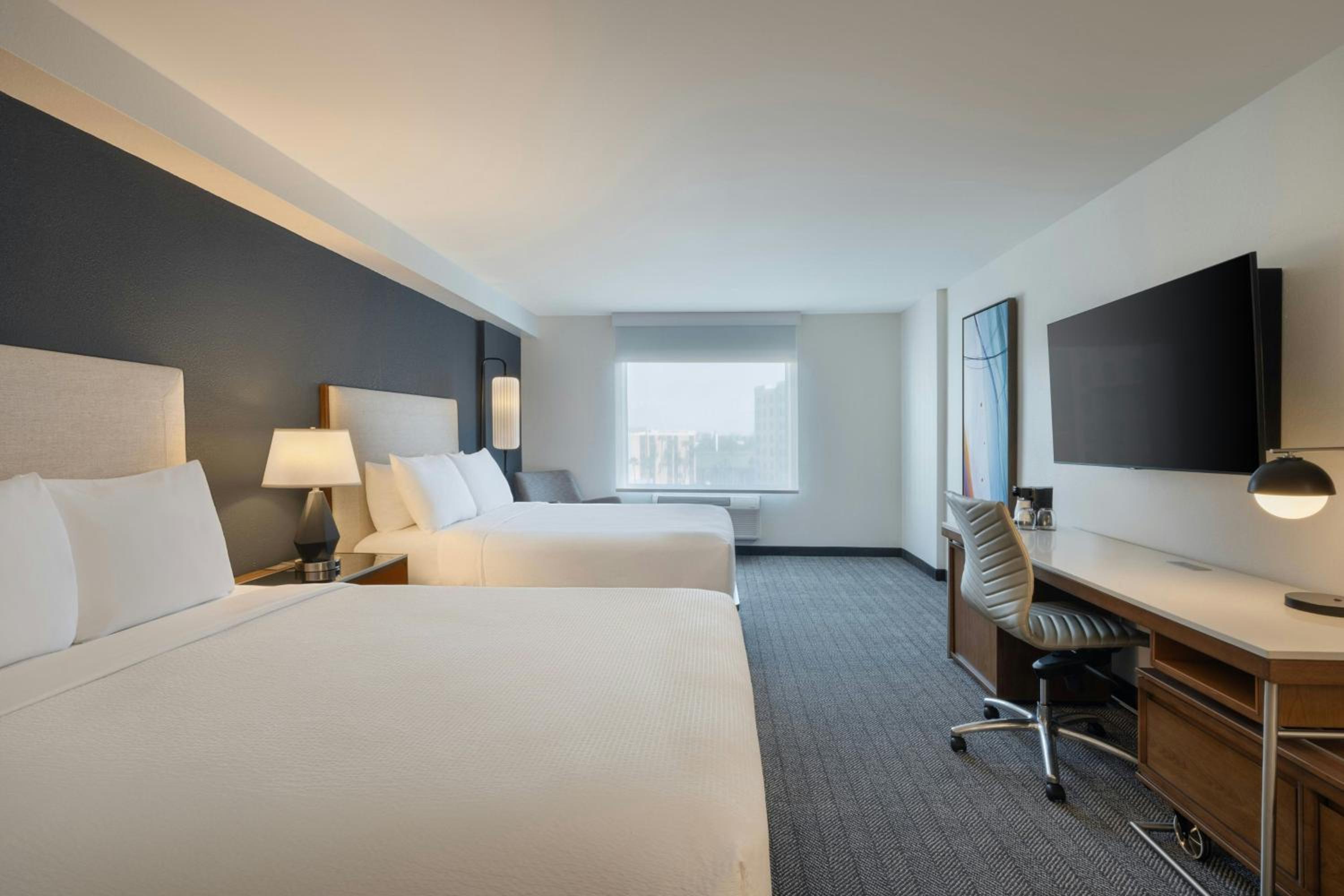 Queen Room with City View - High Floor